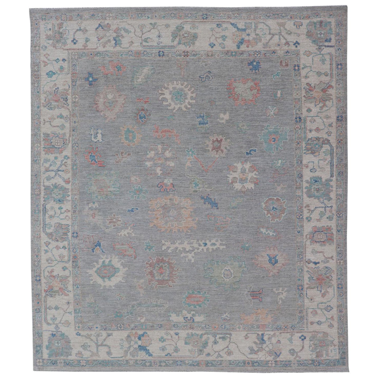 Oushak floreale moderno all over con campo grigio-azzurro e bordo colorato