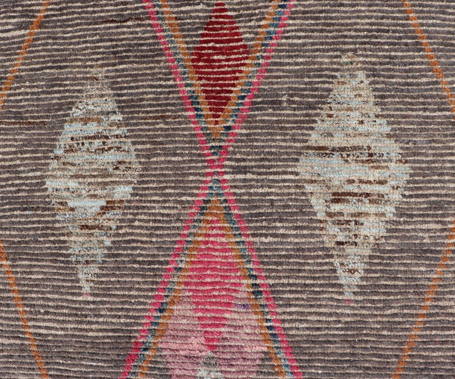 Modernes Stammeskunst-Design auf grauem Hintergrund mit Medaillons und roten Medaillons (Afghanisch) im Angebot