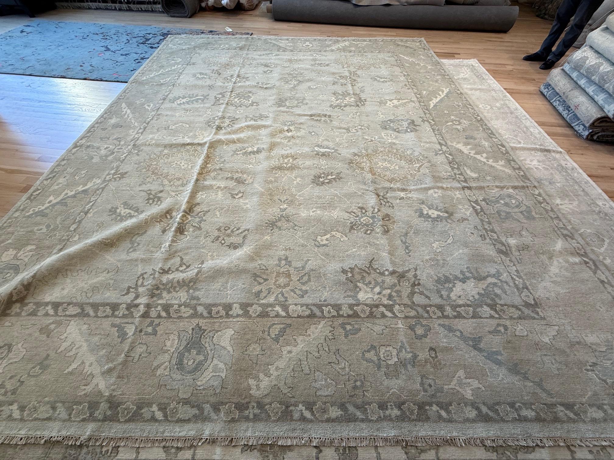 Questo tappeto di design All-Over Traditional è realizzato a mano e annodato a mano in India. Ha una base di cotone ed è realizzato con filati di lana. Presenta un ricco disegno floreale che sicuramente ravviverà qualsiasi spazio. Questo tappeto