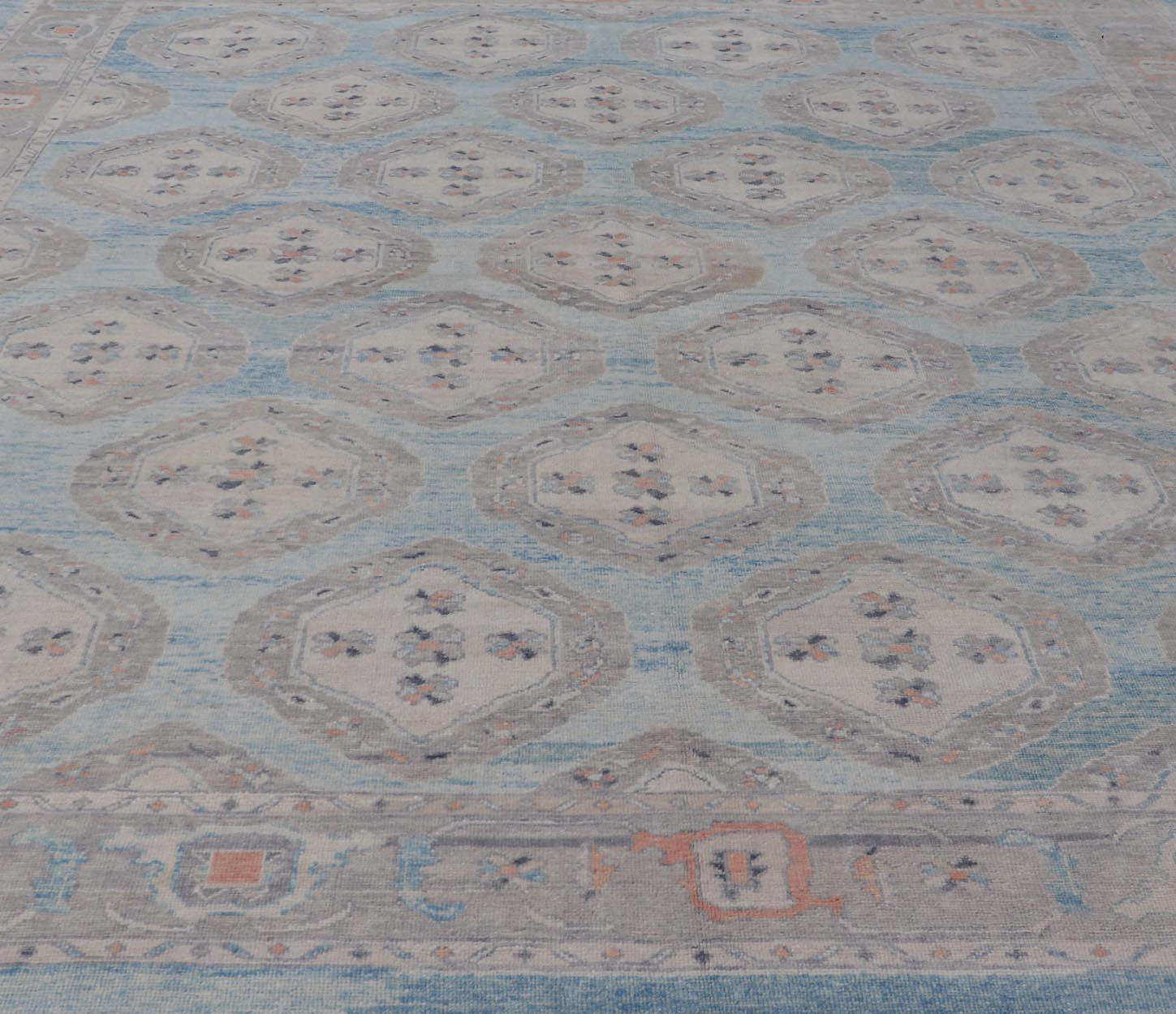 Alfombra Oushak Turca con Motivos Tribales en Azul Claro y Toques Naranjas en venta 3