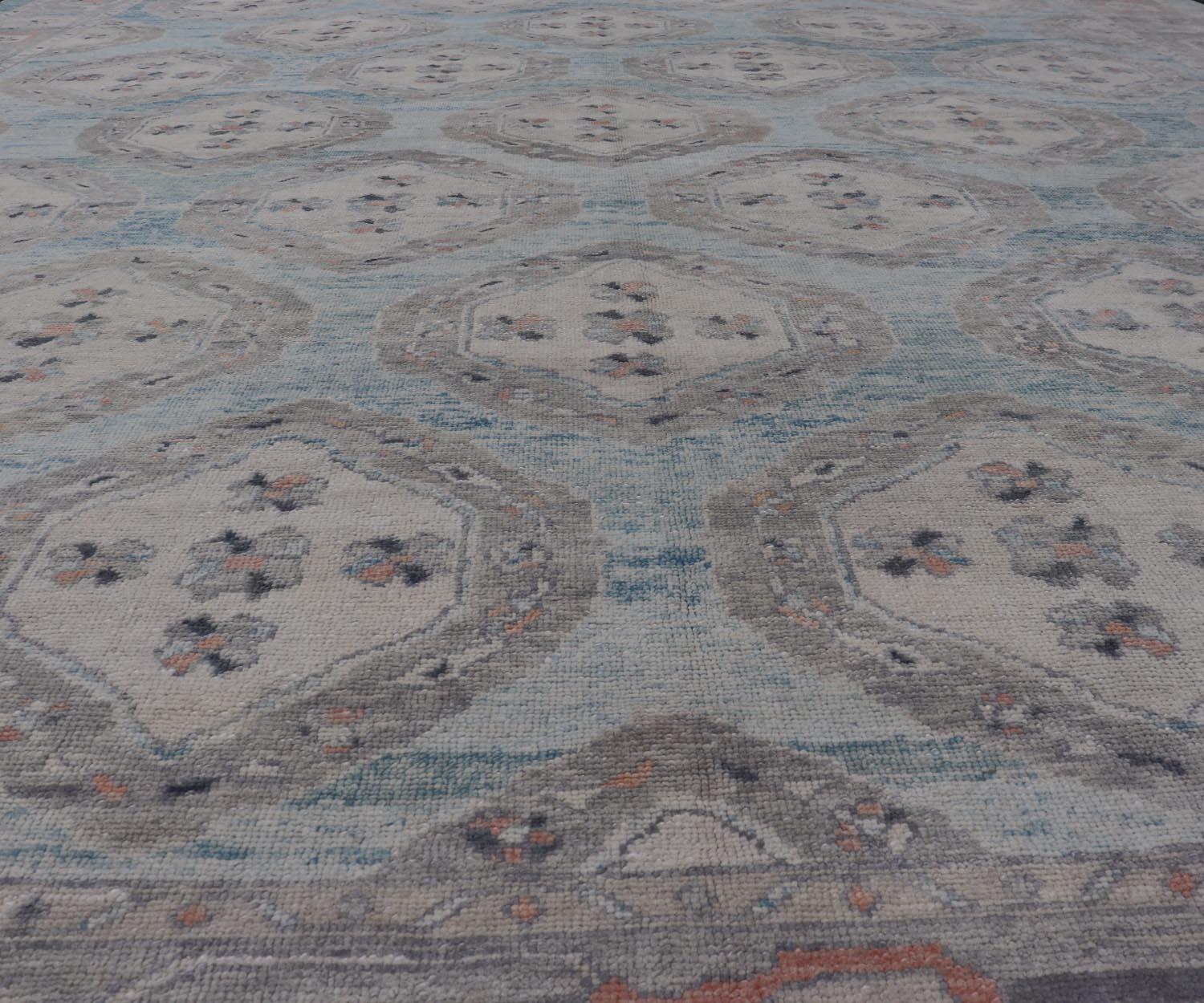 Alfombra Oushak Turca con Motivos Tribales en Azul Claro y Toques Naranjas en venta 4