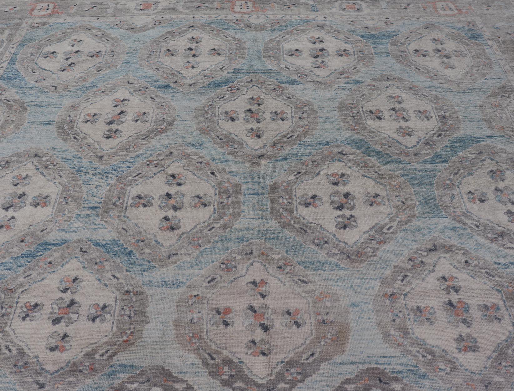 Alfombra Oushak Turca con Motivos Tribales en Azul Claro y Toques Naranjas en venta 5