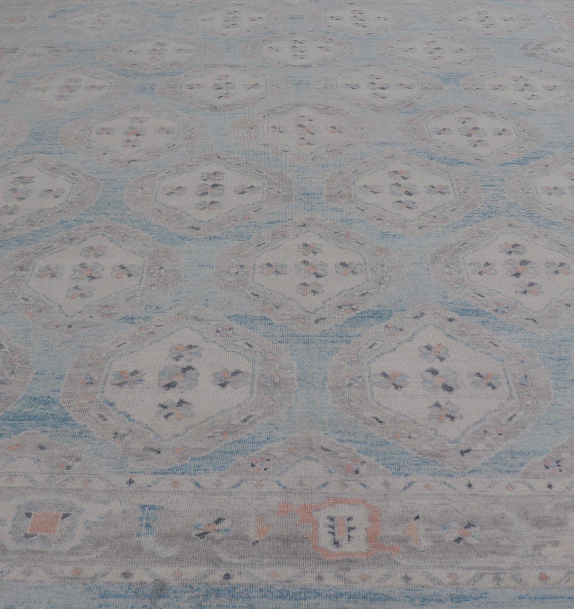 Alfombra Oushak Turca con Motivos Tribales en Azul Claro y Toques Naranjas en venta 6