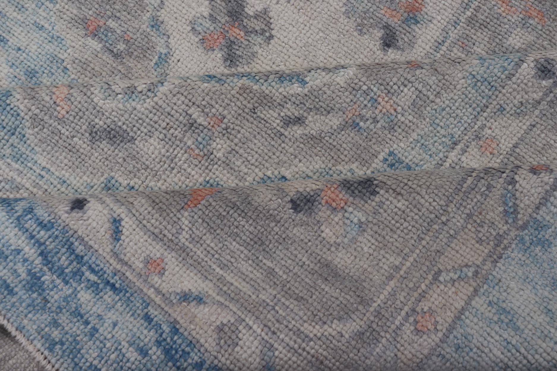 Alfombra Oushak Turca con Motivos Tribales en Azul Claro y Toques Naranjas en venta 7