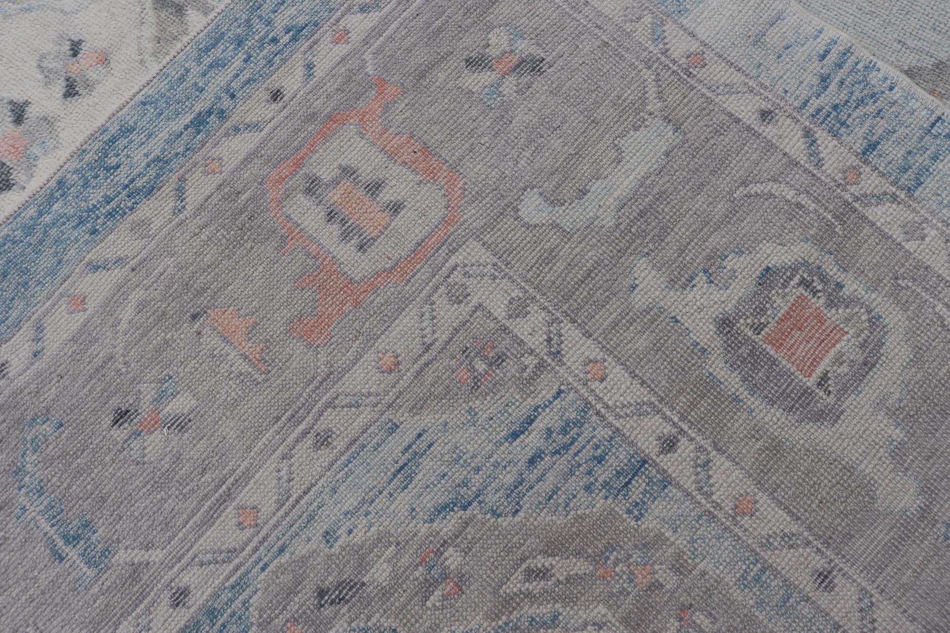 Alfombra Oushak Turca con Motivos Tribales en Azul Claro y Toques Naranjas en venta 8