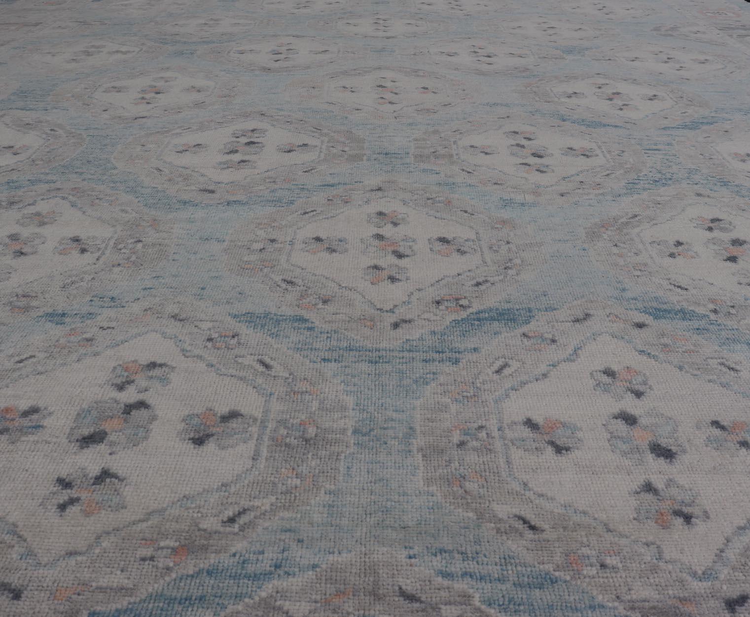 Medidas: 13'9 x 17'6 
Alfombra Turca Oushak con Motivos Tribales en Azul Claro y Toques Naranjas. Keivan Woven Arts, alfombra EN-15206, país de origen o tipo: Oushak turco

Esta llamativa alfombra turca Oushak tiene un cuerpo azul claro que destaca