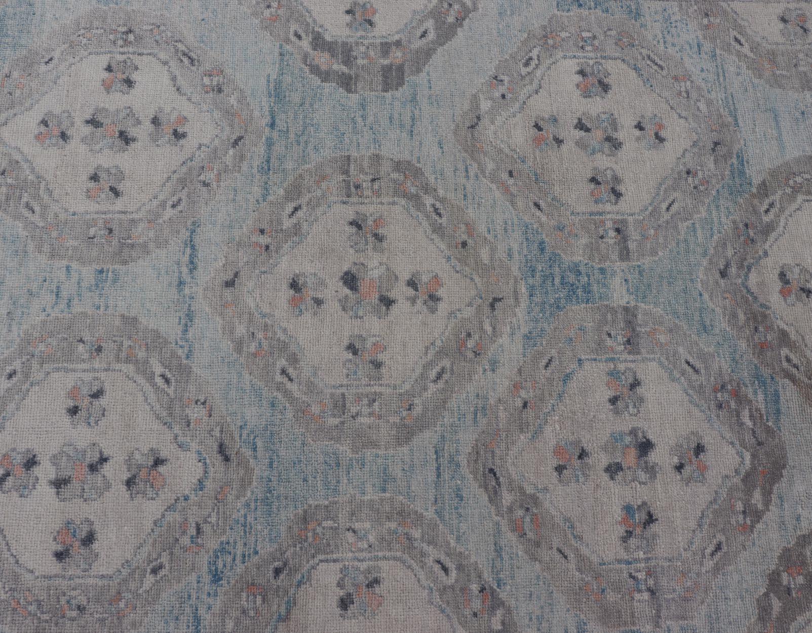 Alfombra Oushak Turca con Motivos Tribales en Azul Claro y Toques Naranjas Anudado a mano en venta