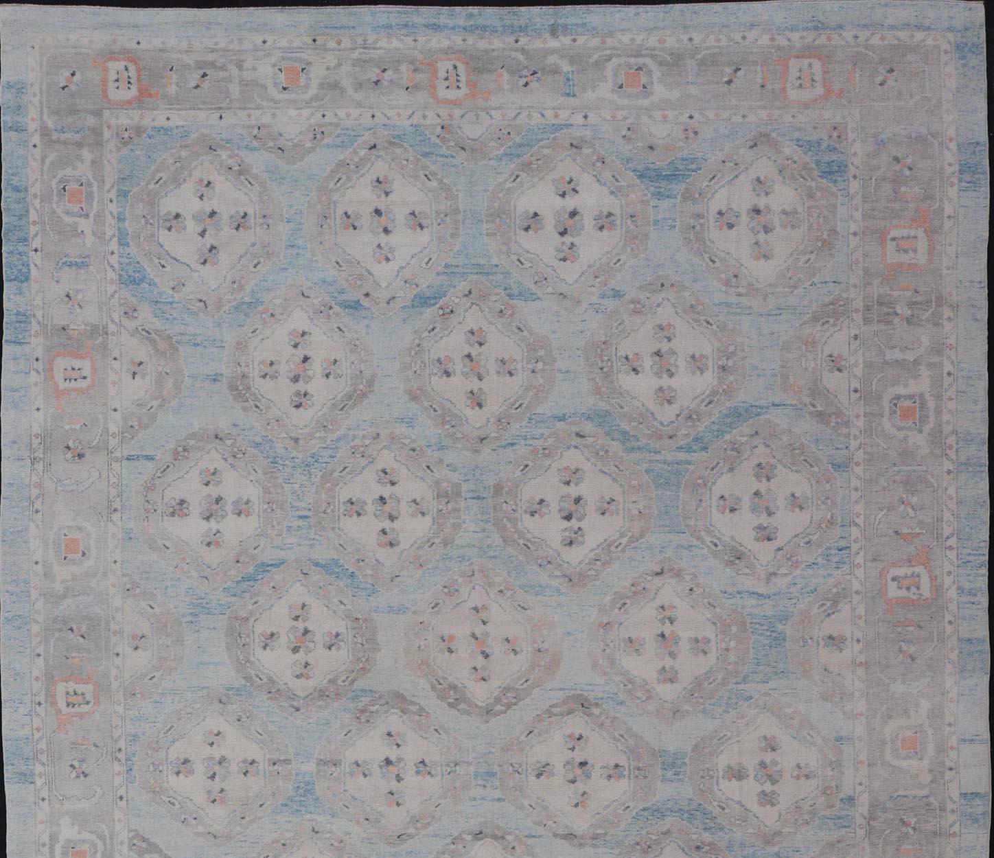 Alfombra Oushak Turca con Motivos Tribales en Azul Claro y Toques Naranjas Lana en venta