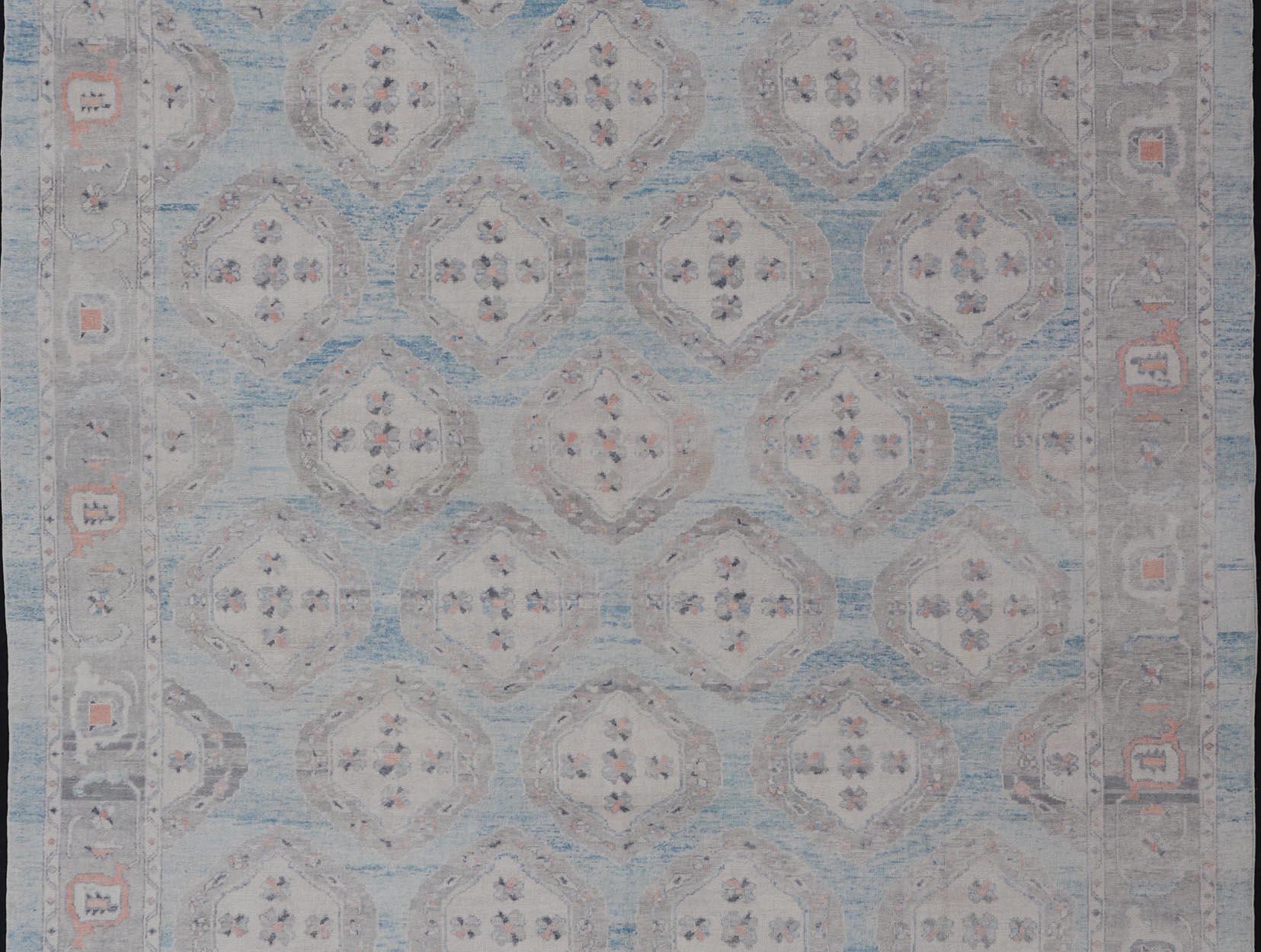 Alfombra Oushak Turca con Motivos Tribales en Azul Claro y Toques Naranjas en venta 1
