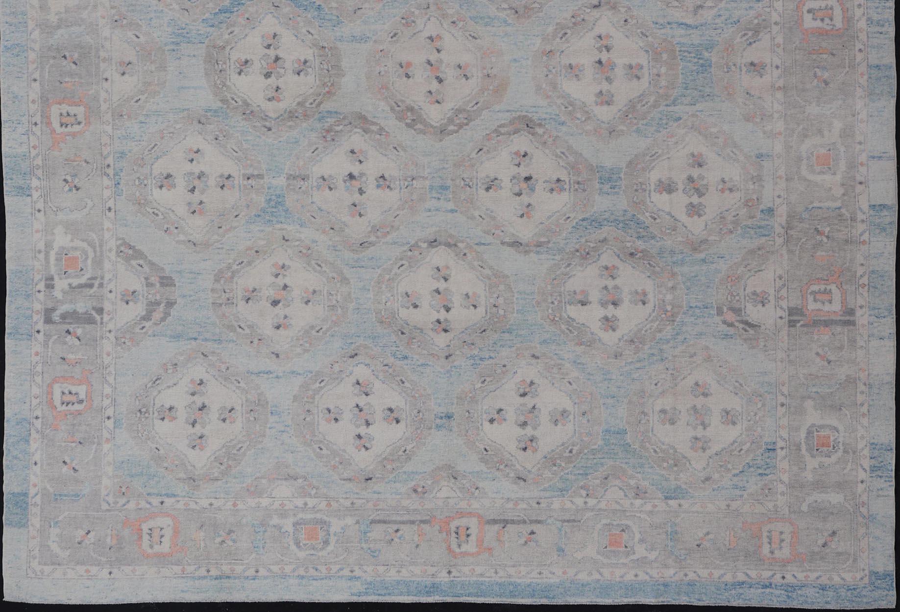 Alfombra Oushak Turca con Motivos Tribales en Azul Claro y Toques Naranjas en venta 2