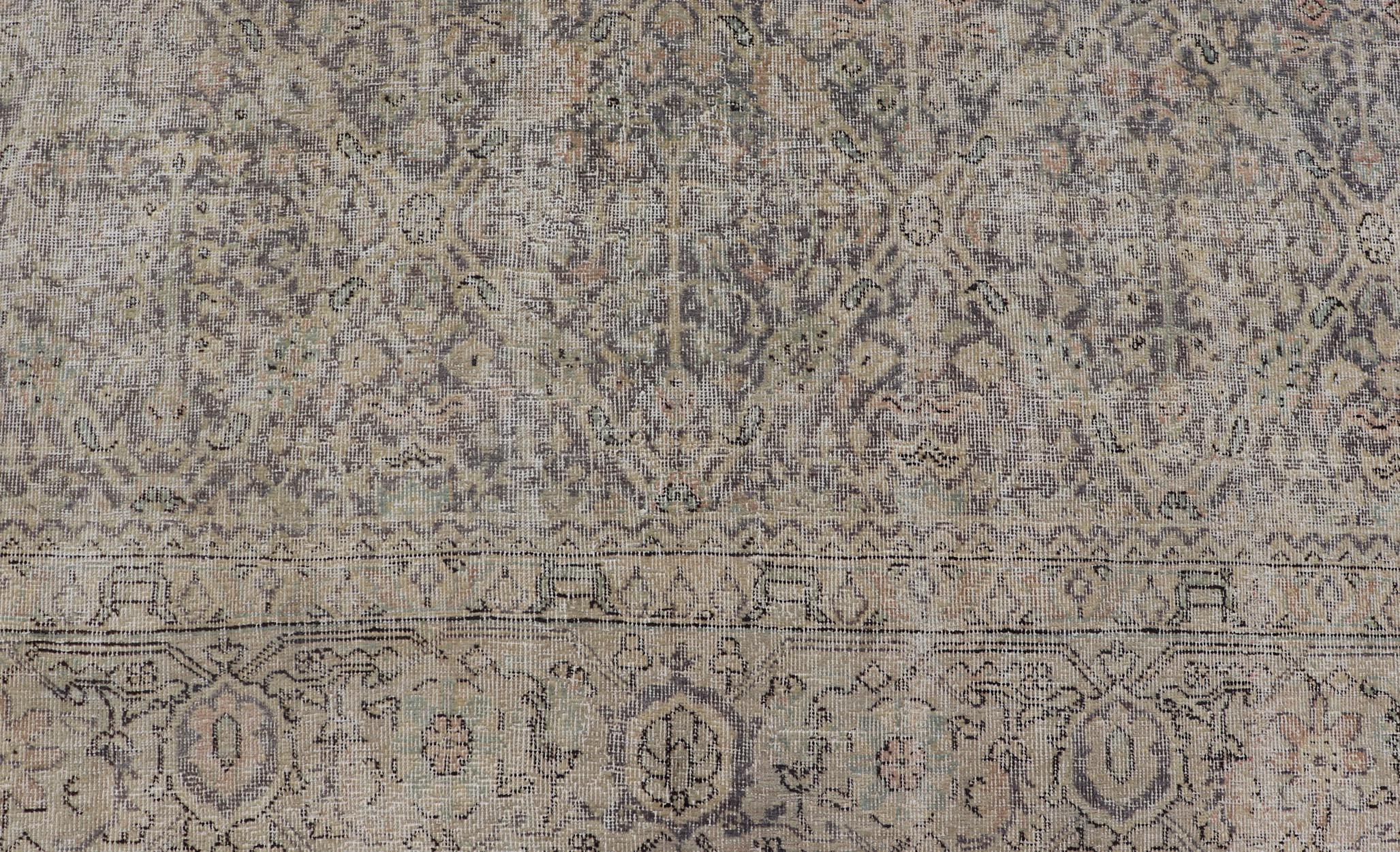 Tappeto vintage turco invecchiato in Crema, Lavanda, Taupe e Verde in vendita 2