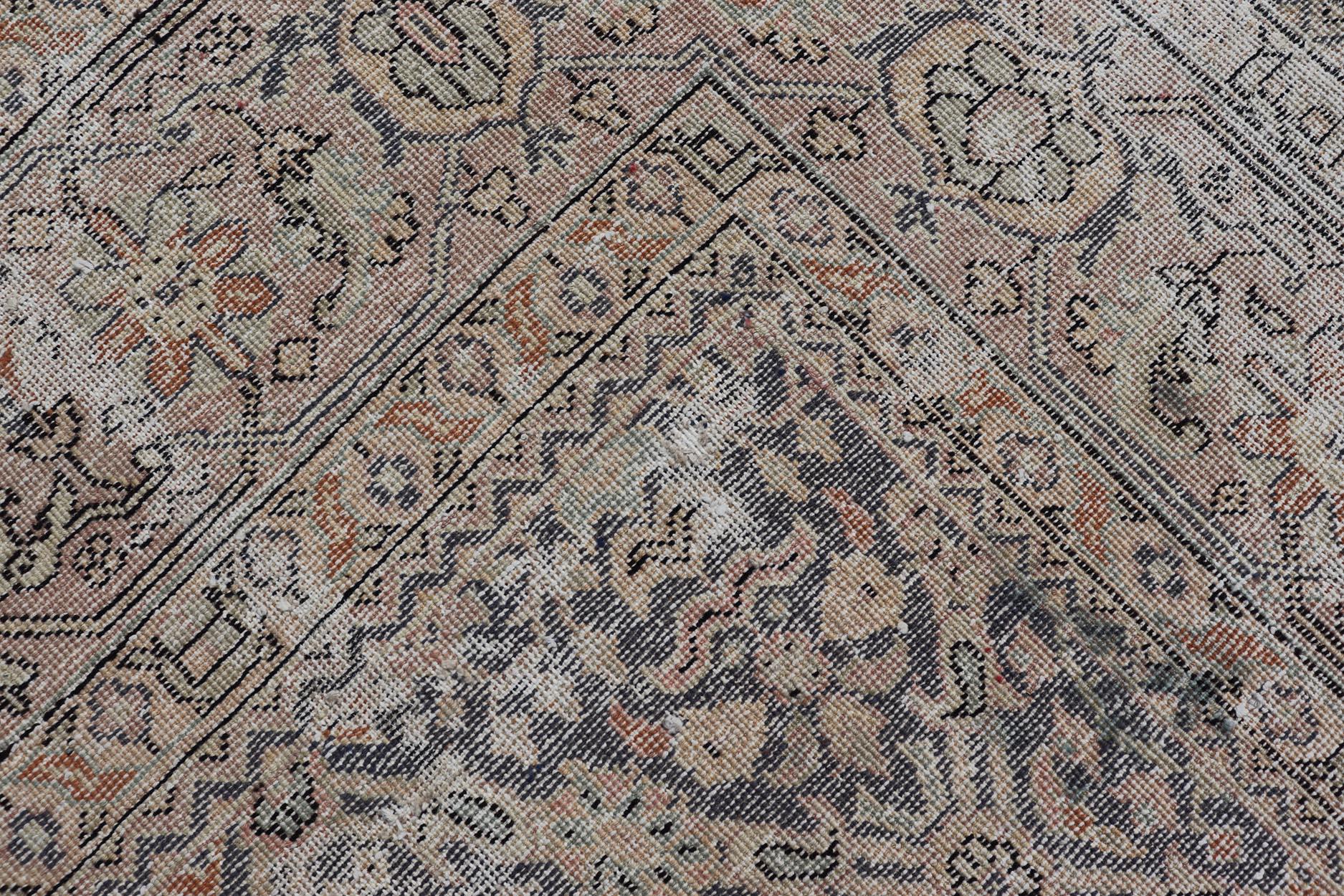 Tappeto vintage turco invecchiato in Crema, Lavanda, Taupe e Verde in vendita 7