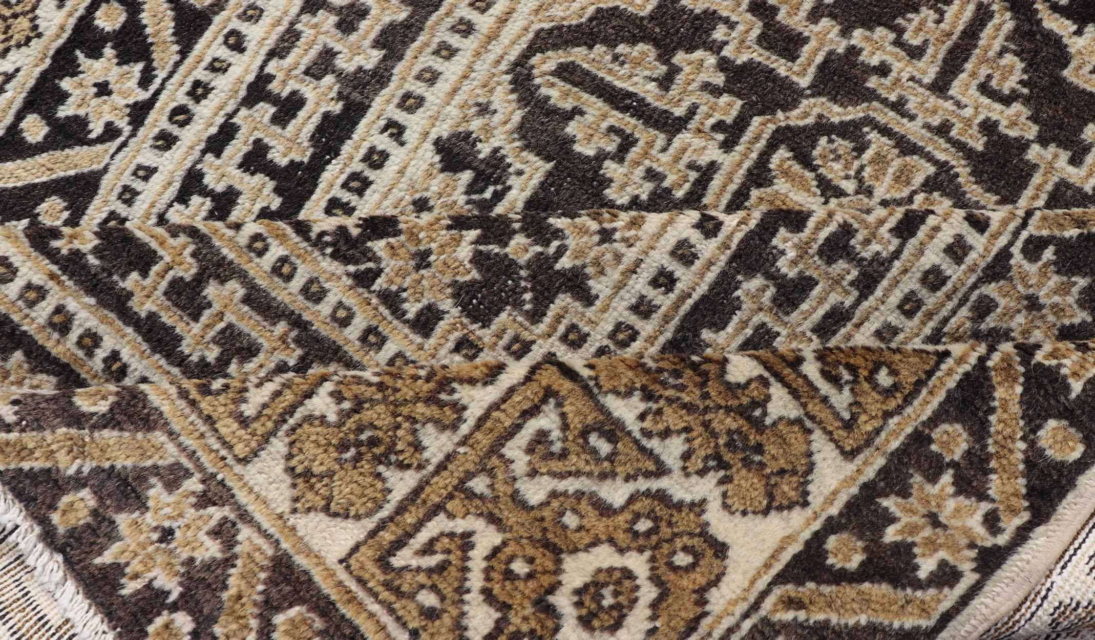 Türkischer Teppich im All-Over-Stil mit Medaillon-Design in Braun- und Cremetönen im Angebot 4