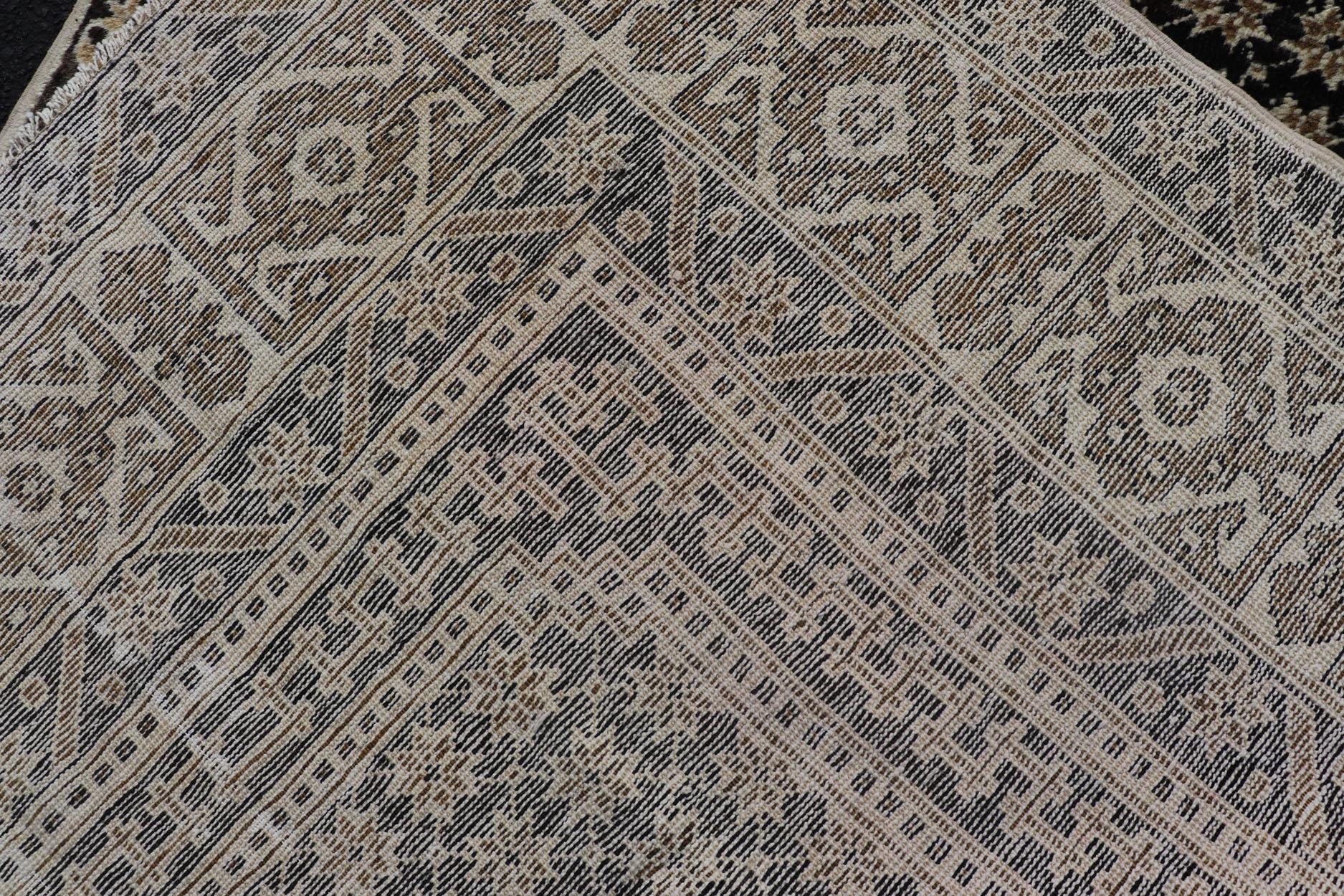 Türkischer Teppich im All-Over-Stil mit Medaillon-Design in Braun- und Cremetönen im Angebot 5