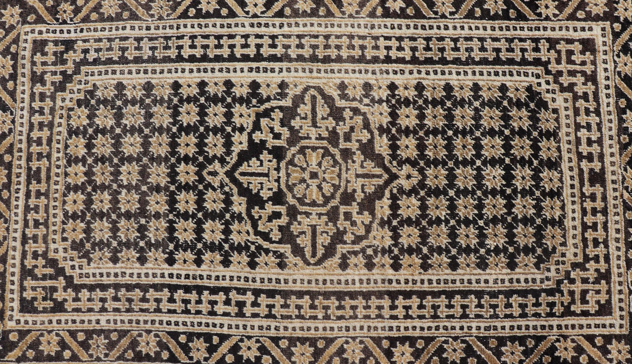Türkischer Teppich im All-Over-Stil mit Medaillon-Design in Braun- und Cremetönen (Oushak) im Angebot