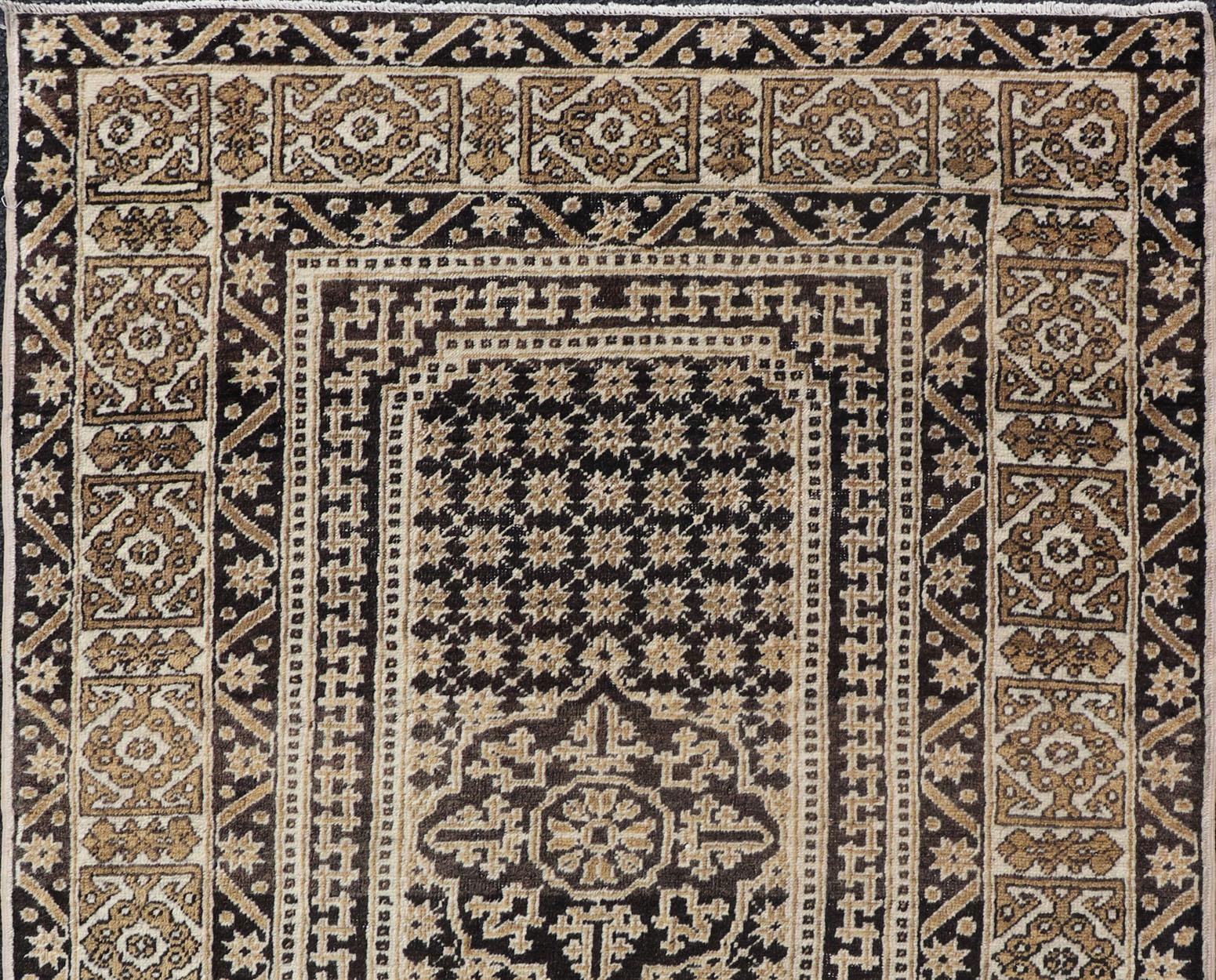 Türkischer Teppich im All-Over-Stil mit Medaillon-Design in Braun- und Cremetönen (Handgeknüpft) im Angebot