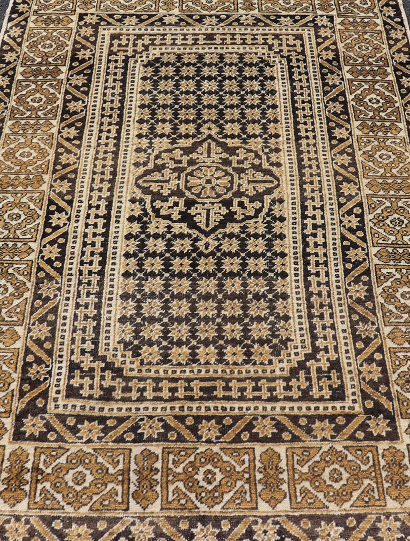 Türkischer Teppich im All-Over-Stil mit Medaillon-Design in Braun- und Cremetönen (Wolle) im Angebot