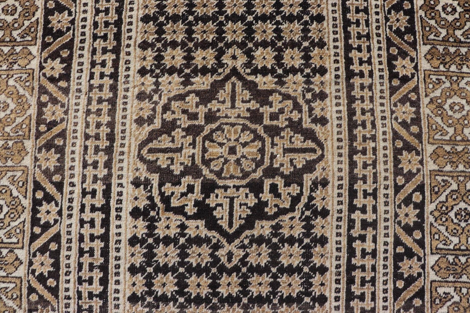 Türkischer Teppich im All-Over-Stil mit Medaillon-Design in Braun- und Cremetönen im Angebot 2