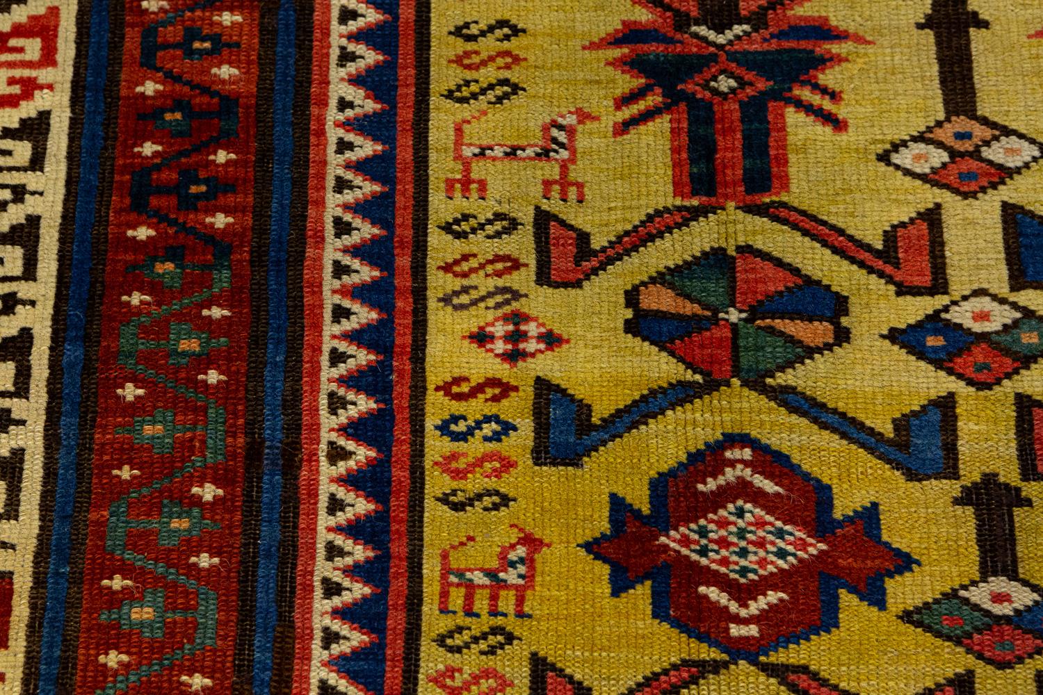 Se trata de una alfombra caucásica Kuba tejida en el actual Azerbaiyán a finales del siglo XIX. Las alfombras kuba son conocidas por el uso de colores brillantes y saturados, y este ejemplo no es una excepción. Su raro color de campo amarillo es muy