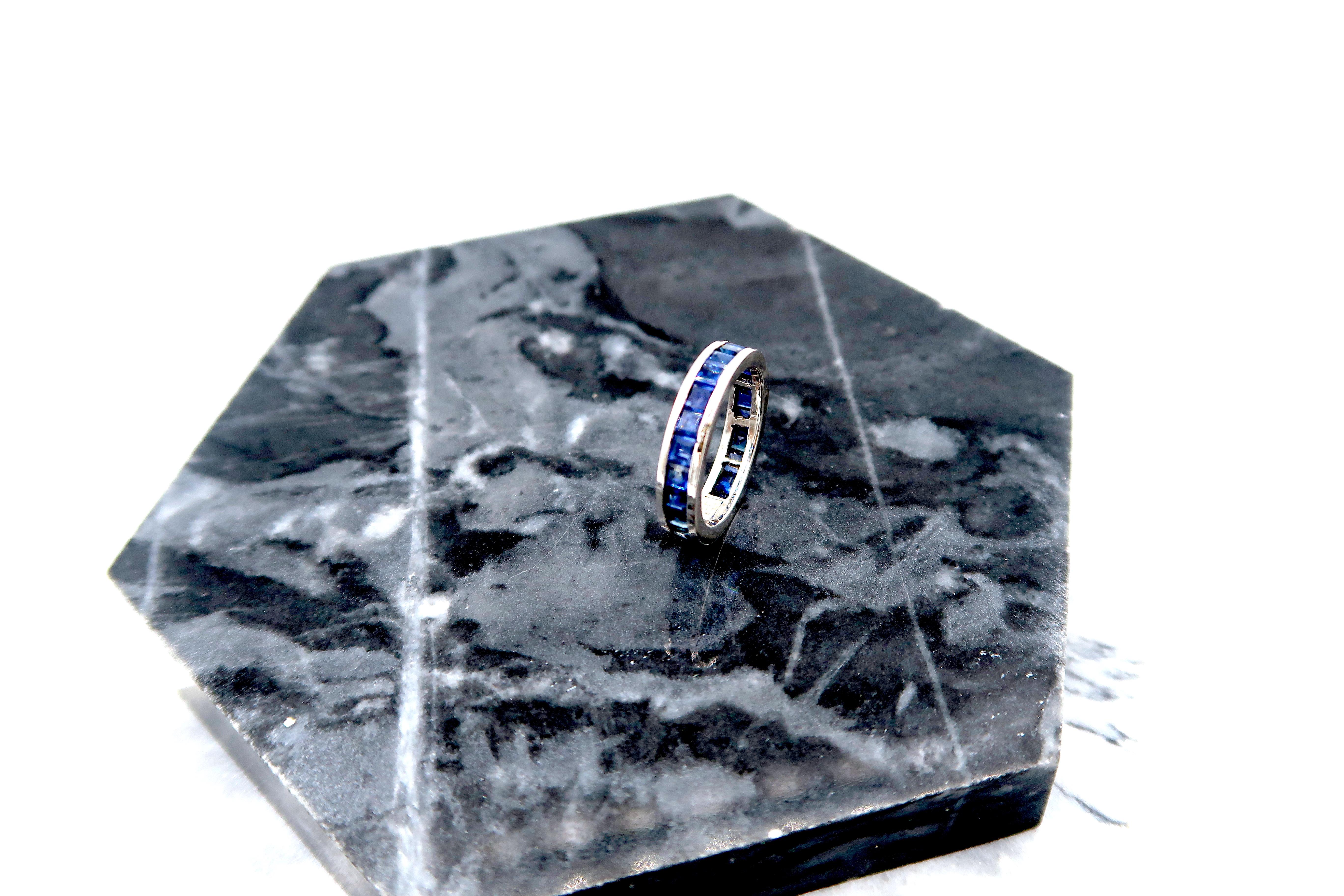 All-Rounder Princess Cut Sapphire 18 Karat White Gold Band Ring In New Condition For Sale In Bangkok, TH