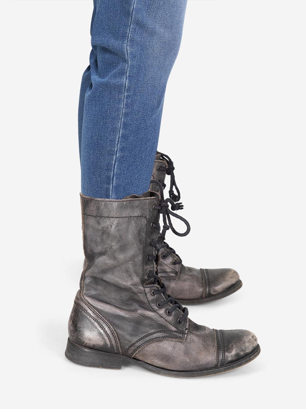 CONDIZIONE: molto buona. L'usura minima degli stivali è evidente. Usura minima sul retro e sulla punta di entrambe le scarpe, dove si notano alcune abrasioni su questo articolo di rivendita di design All Saints usato. Tieni presente che questo