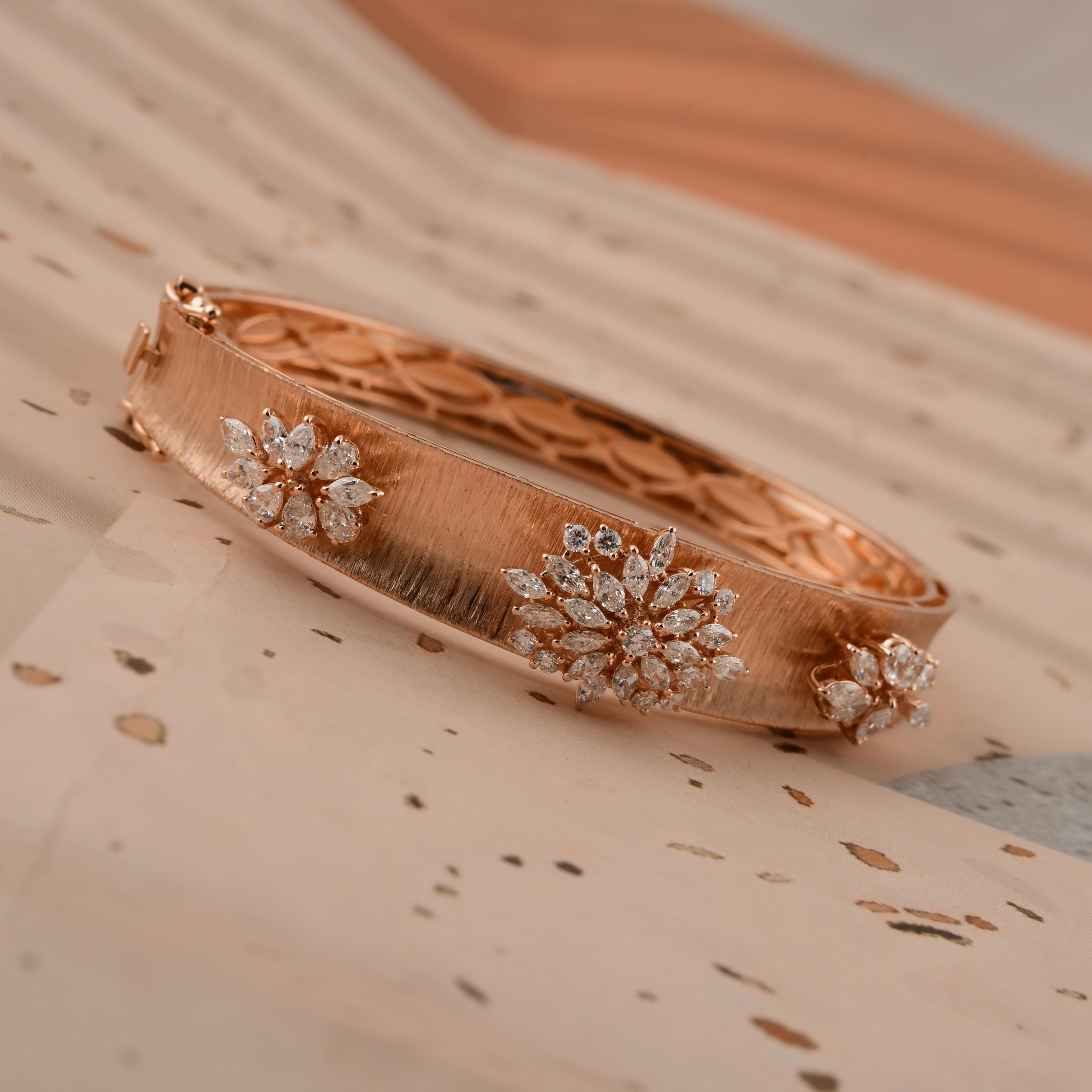 Tutte le tariffe pagate Oro rosa 18 carati Diamante Cluster Bangle Floreale Regalo per la mamma 
Questo braccialetto largo presenta una finitura in oro rosa spazzolato che crea un contrasto straordinario con i tre splendidi motivi floreali, ognuno