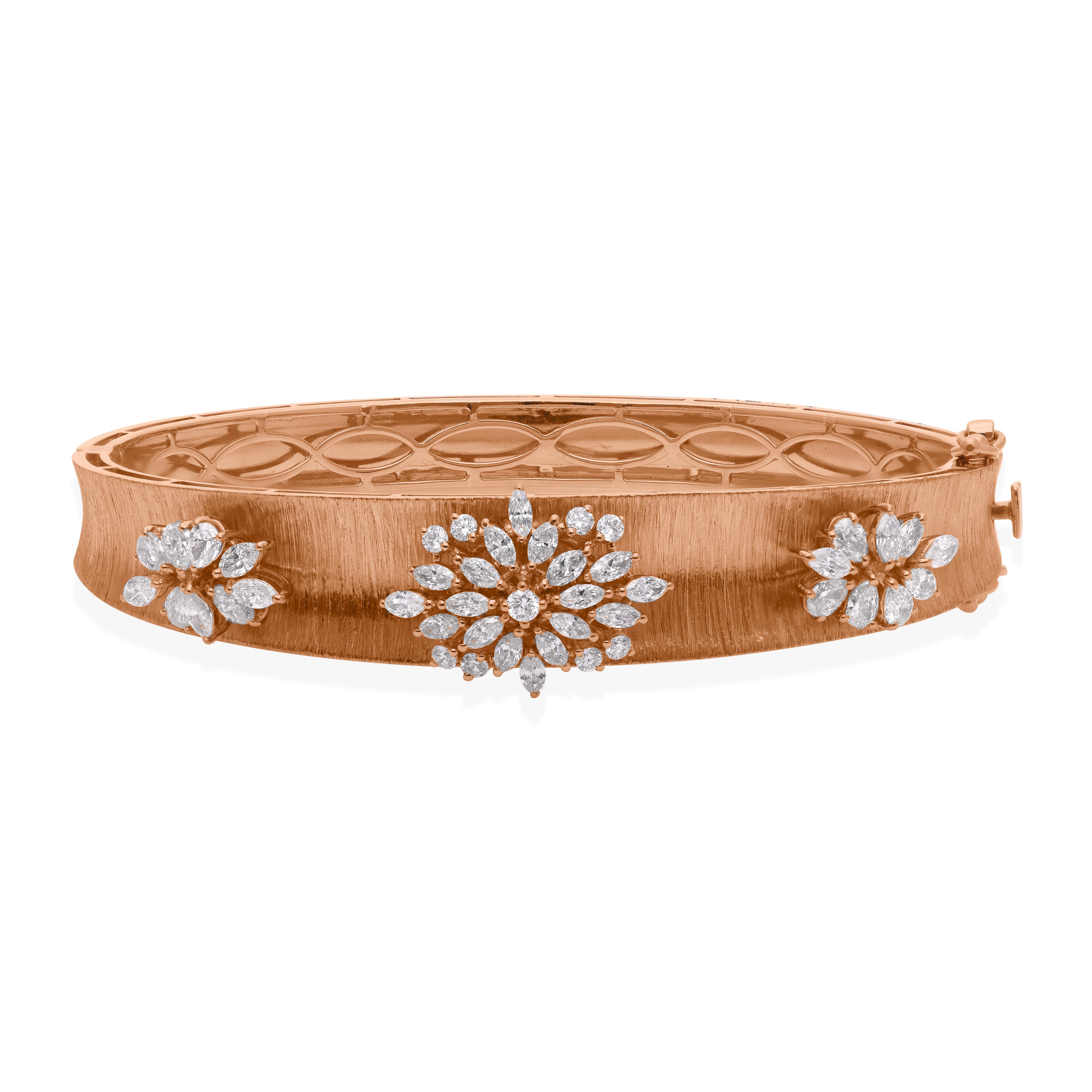 Tutte le tariffe pagate Oro rosa 18 carati Diamante Cluster Bangle Floreale Regalo per la mamma In condizioni Nuovo in vendita a Diera, Dubai