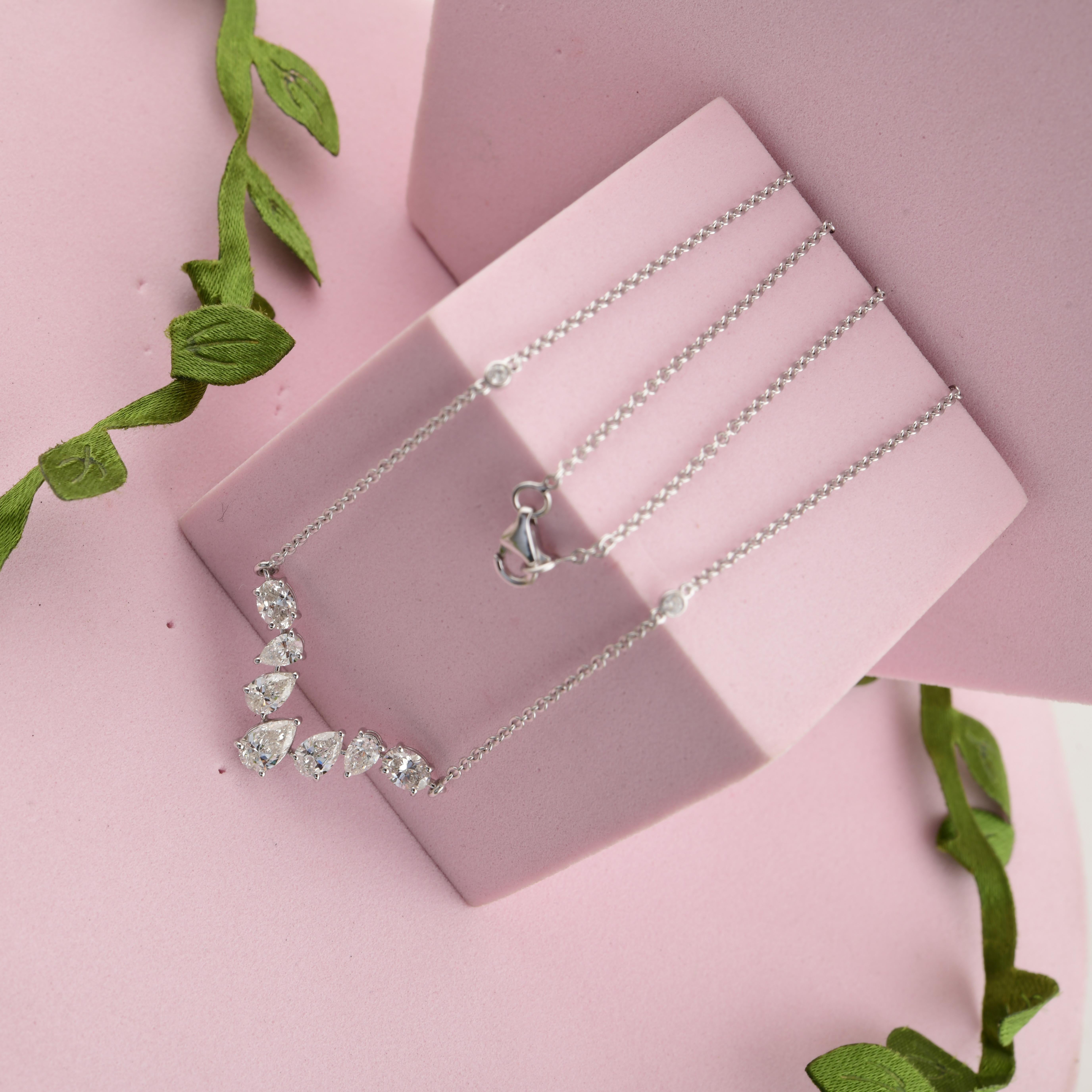 All Tariff Paid Pear Round 2.05Ct Diamond V Shaped Chain Necklace 18K White Gold Das zarte Design besteht aus abgestuften birnenförmigen Diamanten, die von runden Brillanten umrahmt werden. So entsteht eine atemberaubende Kaskade des Funkelns, die