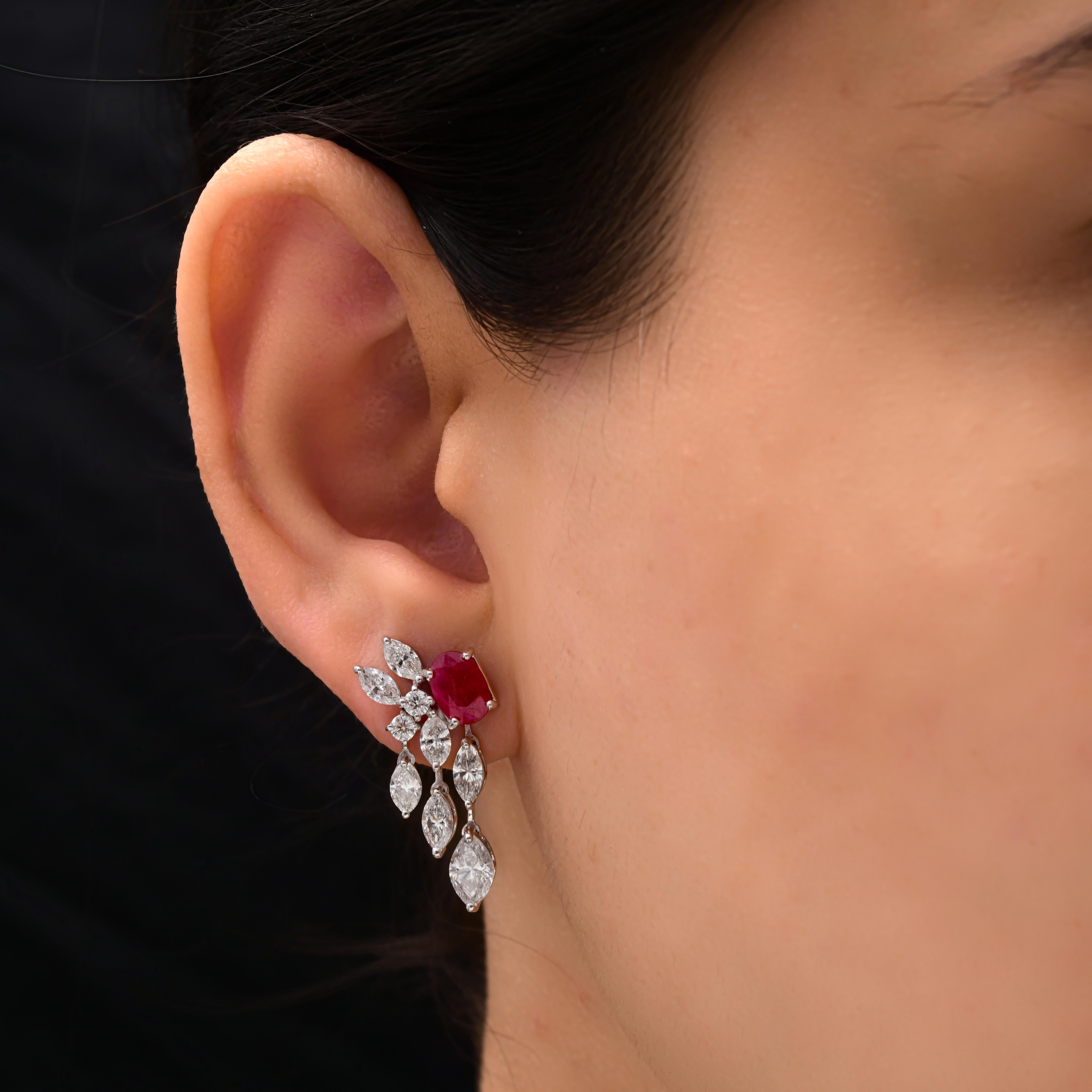 Tutti i prezzi pagati Orecchini pendenti in oro bianco 18 carati con rubino Marquise Cluster e diamanti Il rubino ovale di colore rosso intenso rappresenta la passione e il potere. Accentuato da uno spruzzo floreale di diamanti a taglio brillante e