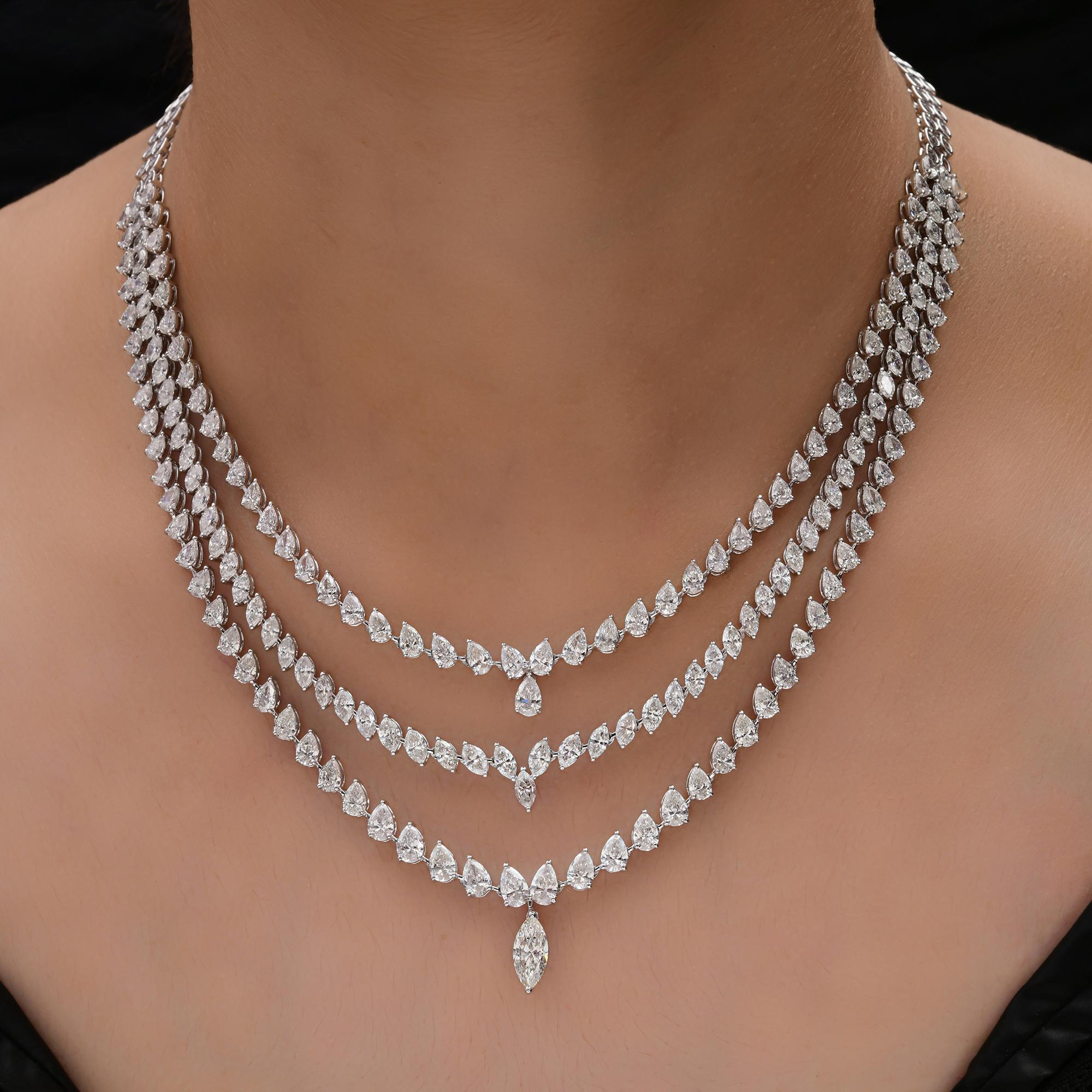 Tutte le tariffe pagate 24.19Ct Collana nuziale a più fili con diamanti in oro bianco 18 carati
Questo pezzo mozzafiato presenta una fila ininterrotta di diamanti con taglio a pera nel primo e nel terzo filo, mentre i diamanti con taglio a marquise