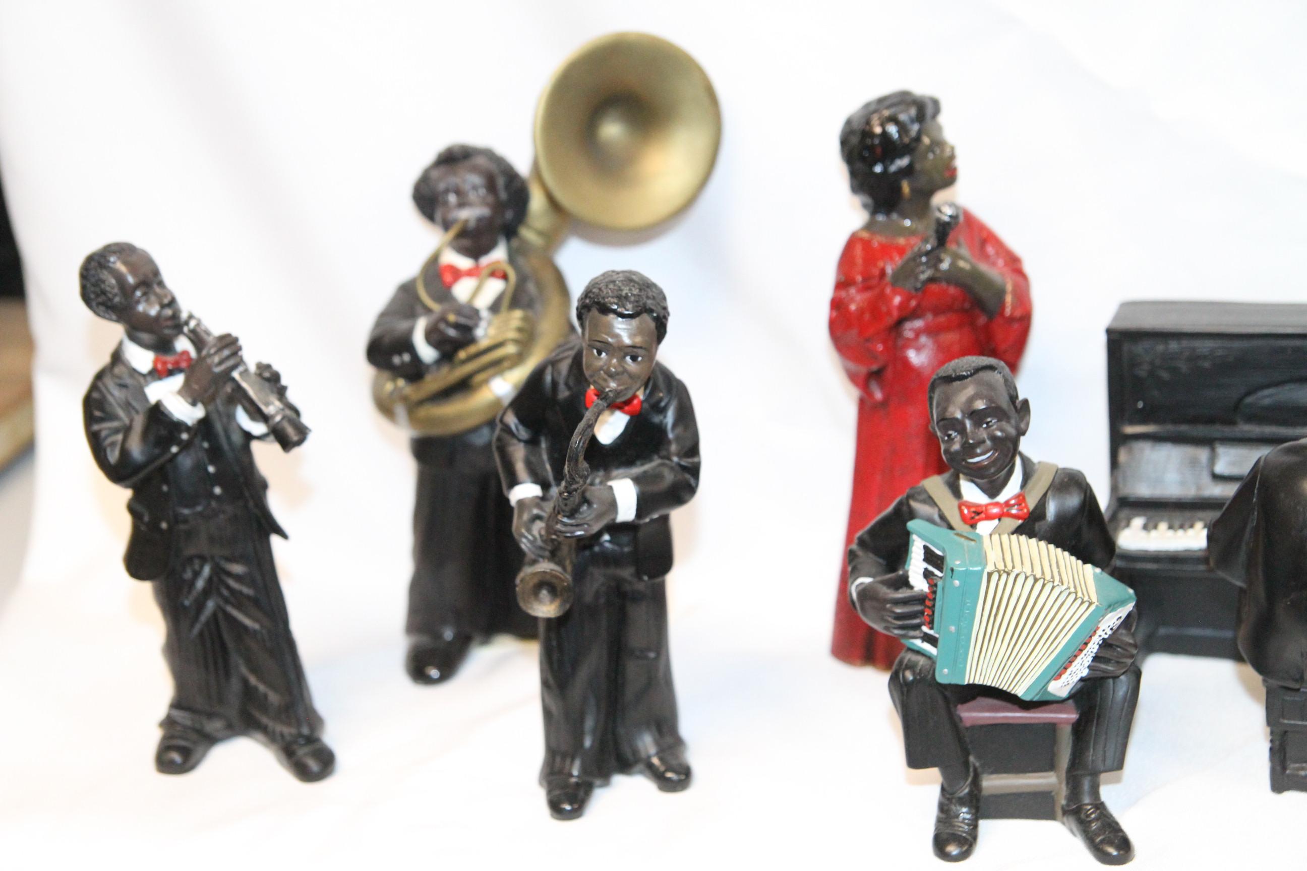 Questo è un set di 16 pezzi. La Collectional All That Jazz di Enesco è un must per gli appassionati di jazz. Ci sono 16 pezzi di musicisti e cantanti.