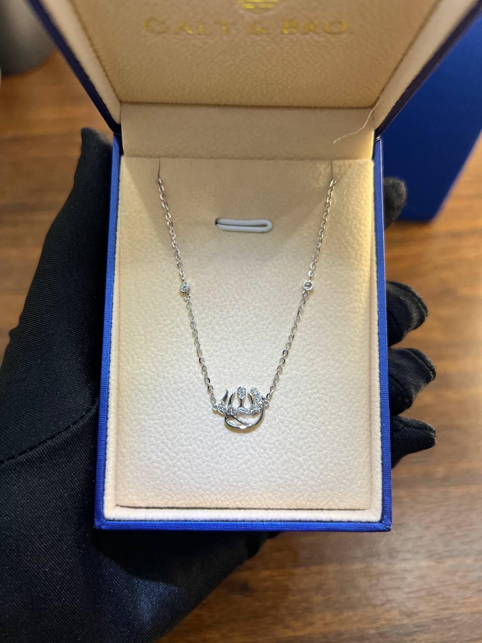 Taglio rotondo Allah Dio Signore Dito Anello Catena Simbolo Diamante Collana in oro bianco 18K Ciondolo in vendita