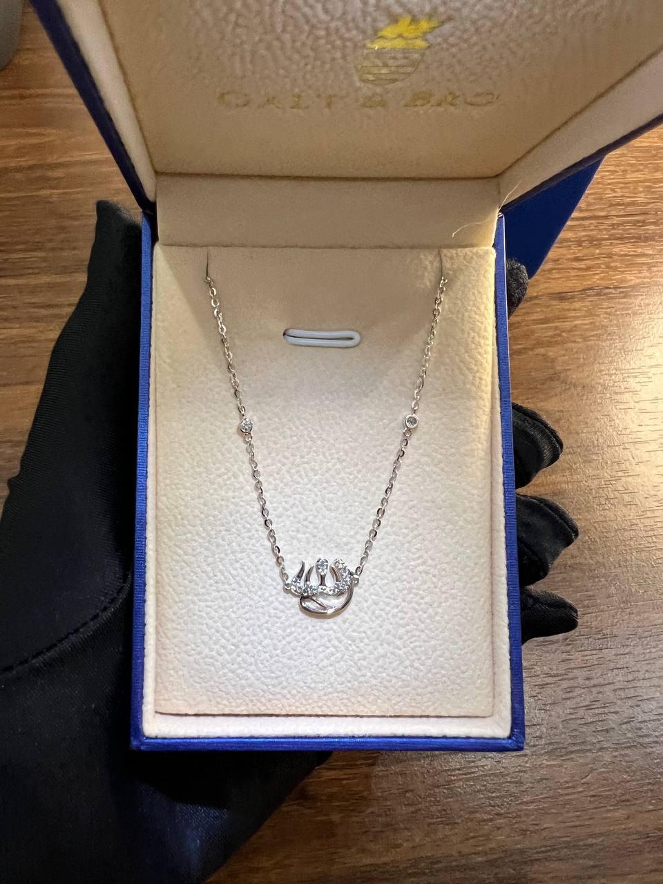 Allah Dio Signore Dito Anello Catena Simbolo Diamante Collana in oro bianco 18K Ciondolo In condizioni Nuovo in vendita a Oakton, VA