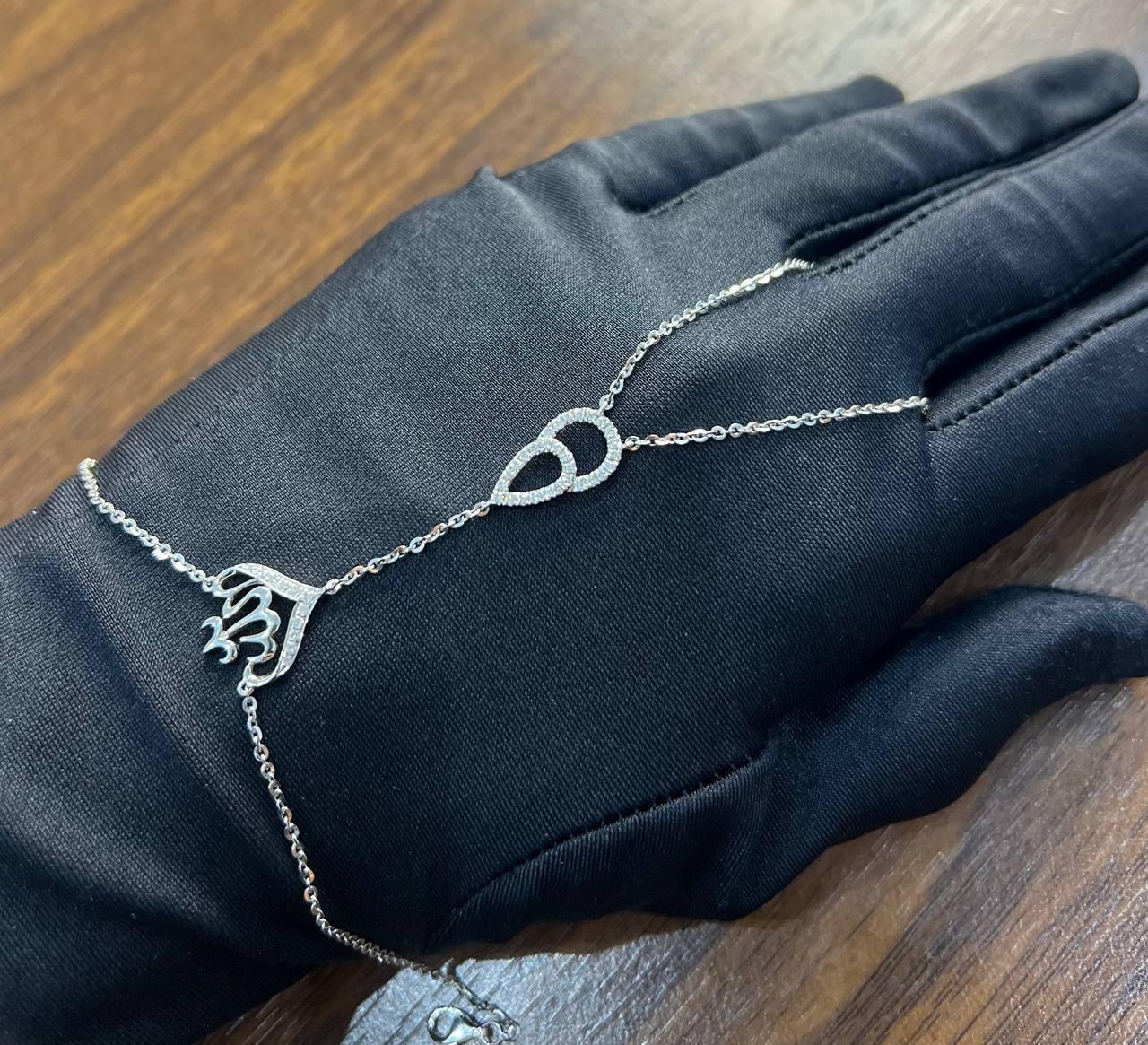 Taille ronde Bracelet d'affirmation « Lord Finger Ring Chain Diamond Symbol » en or blanc en vente