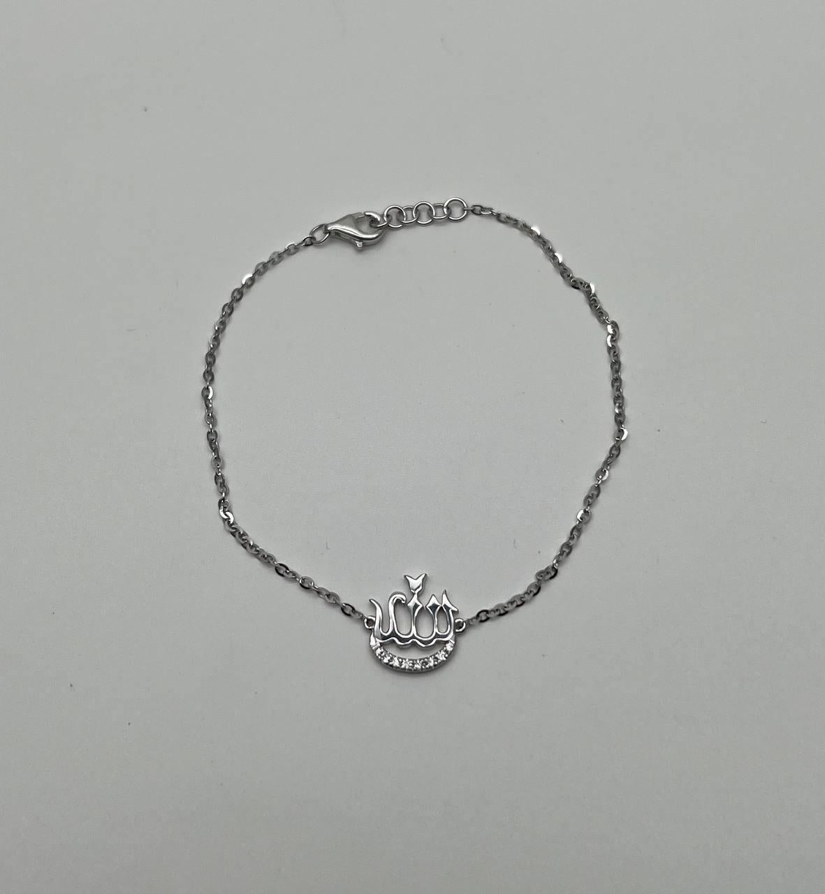 Das Diamantarmband aus 18 Karat Weißgold ist ein raffinierter Ausdruck von Eleganz. Dieses zarte Schmuckstück ist in der Mitte mit weißen Diamanten besetzt, die seinen subtilen Charme unterstreichen.
Das sorgfältig gefertigte Design des Armbands ist