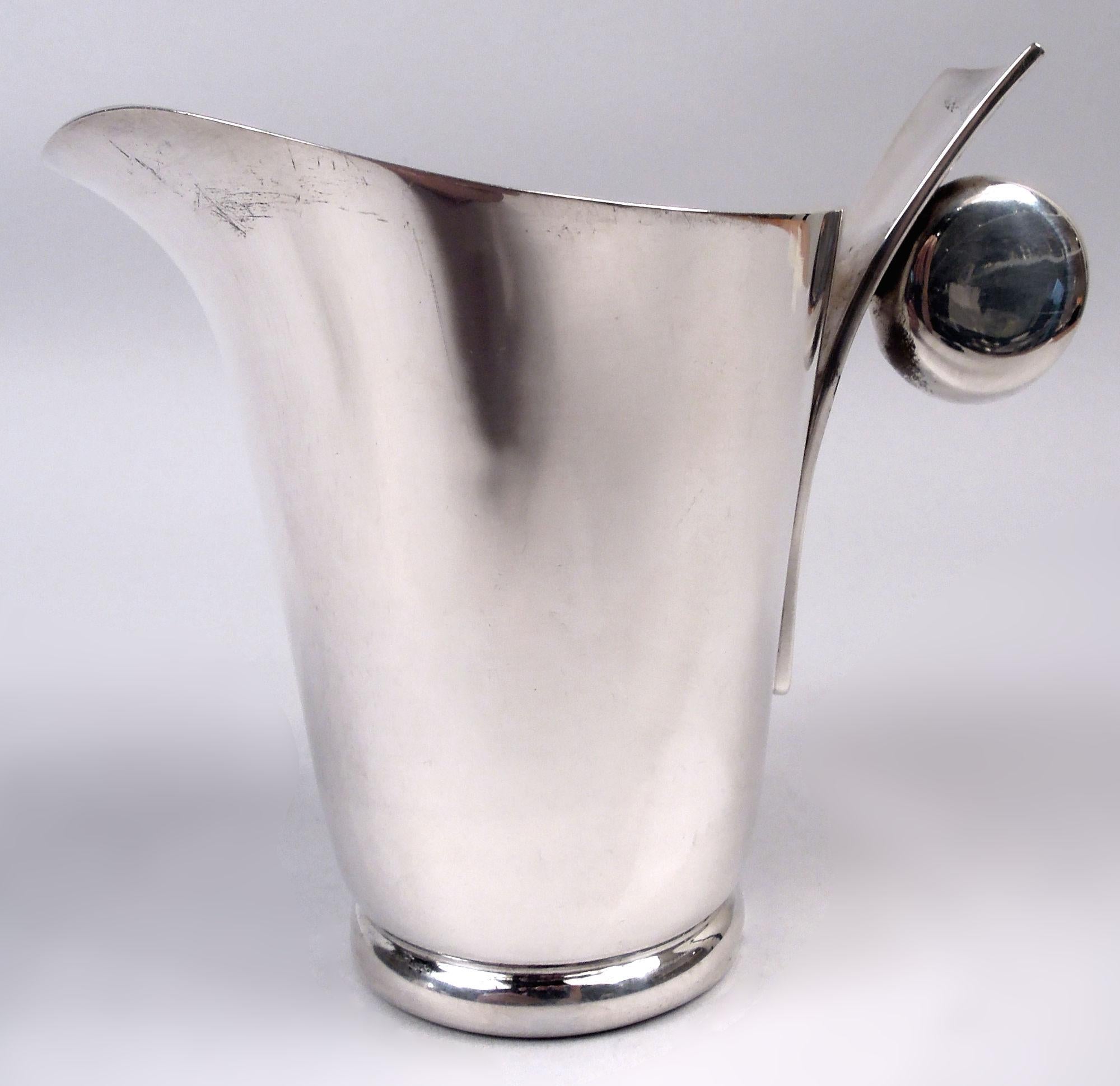 Crémier et sucre en argent sterling du milieu du siècle dernier. Fabriqué par Allan Adler en Californie. Crémier : Bol fuselé sur pied à jupe ; bec à large lèvre et haute poignée évasée et fuselée montée avec disque. Sucre : Coupe large et effilée
