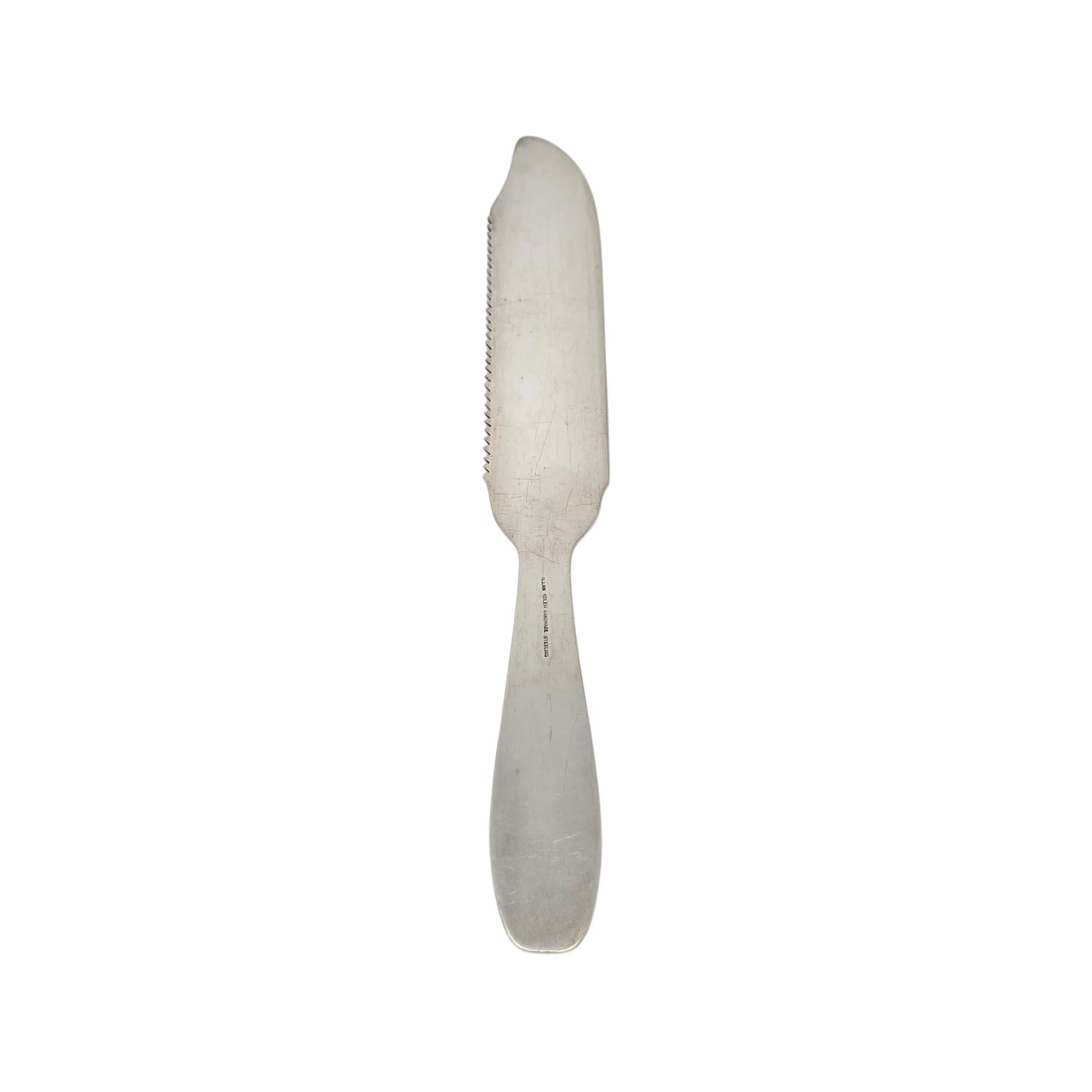 Coltello a sega in argento sterling martellato di Allan Adler.

Nessun monogramma

Un coltello seghettato di grandi dimensioni lavorato a mano con un design leggermente martellato.

Misura circa 10 1/2