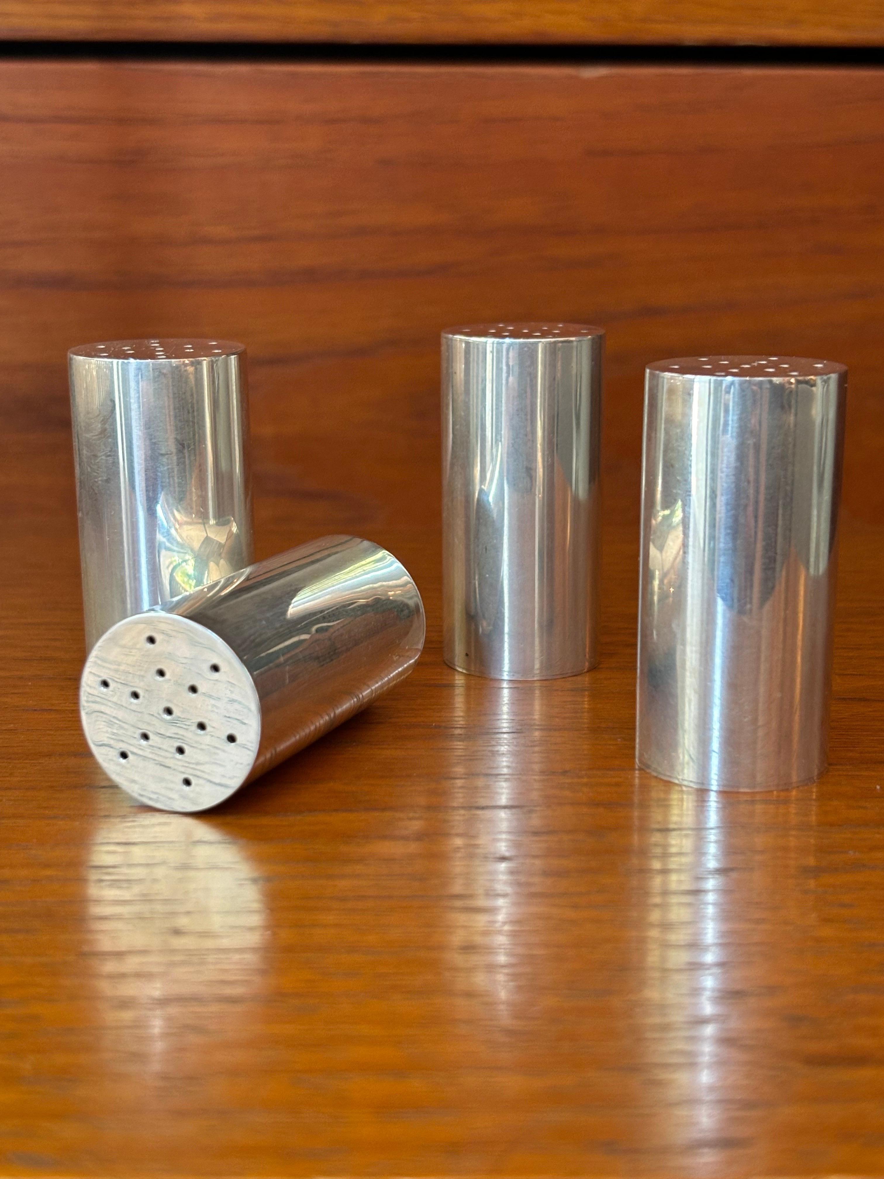 Shakers in argento per pepe di Allan Adler.  4 Disponibili, ognuna firmata in basso.  In ottima forma.  Questi sono stati abbinati alle cantine di sale Adler.  Venduto singolarmente.