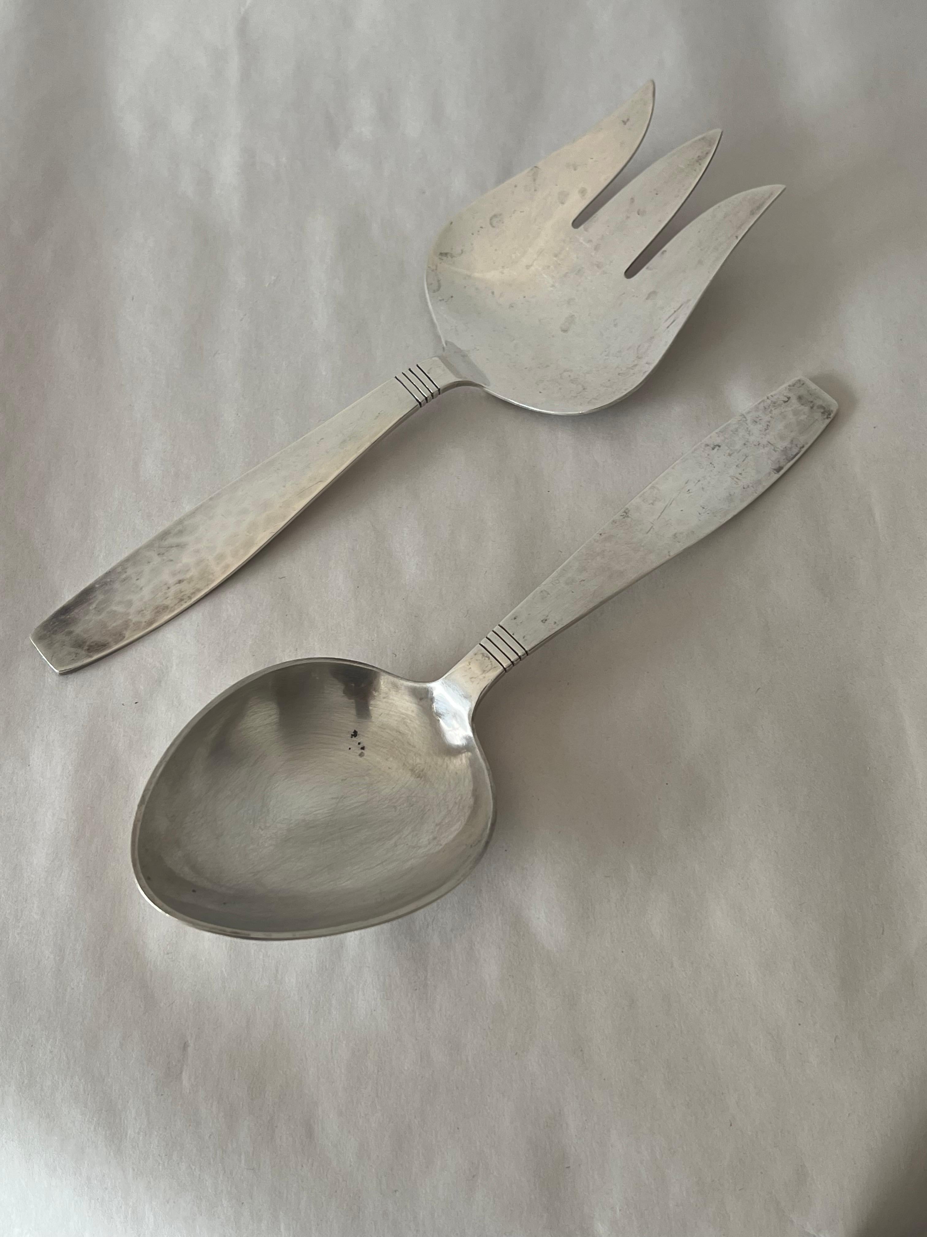 Un par de grandes piezas de servicio de Allan Adler, un célebre platero de Los Ángeles. Plata de ley martillada a mano, marcada debajo.