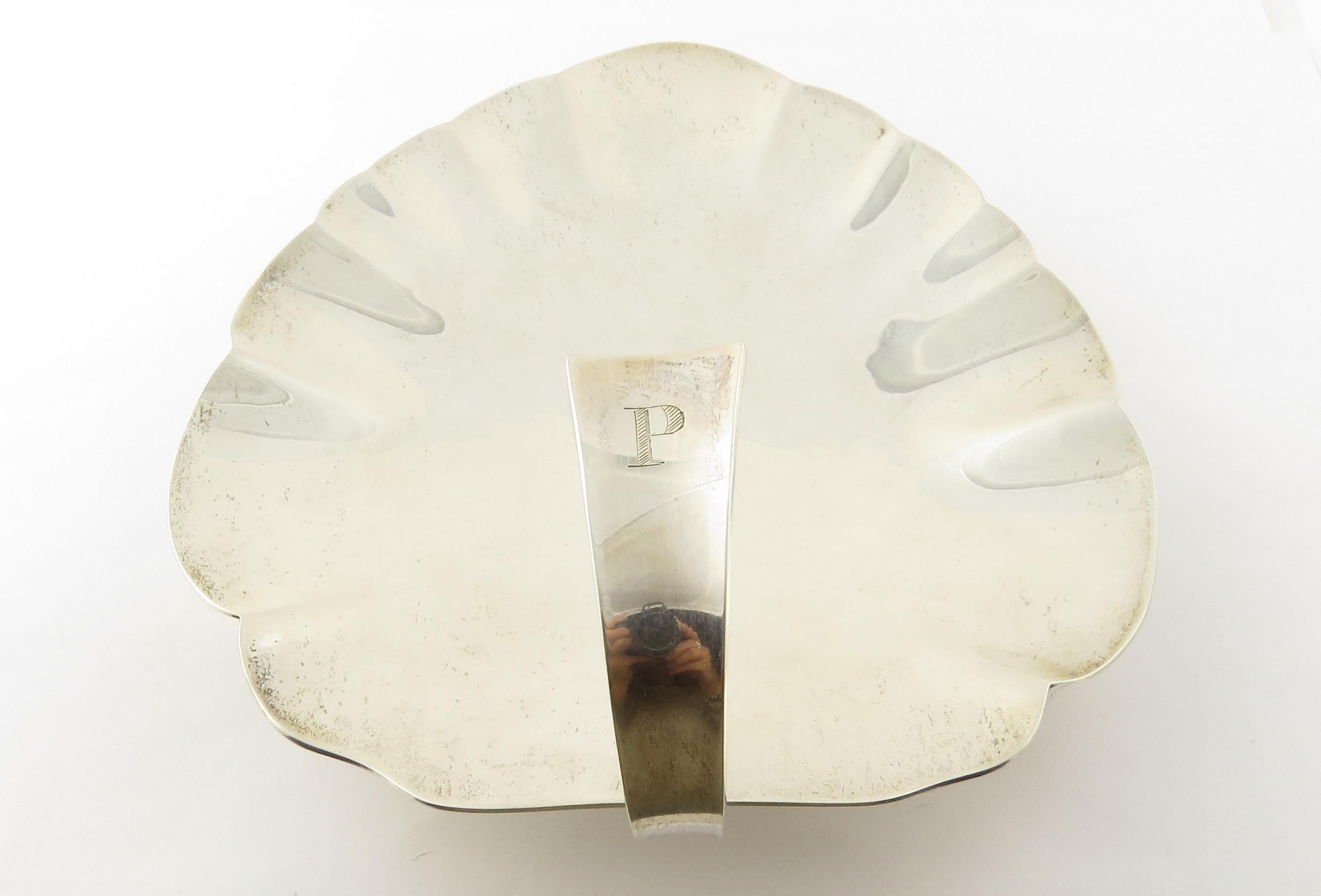 Allan Adler sterling silver leaf shaped footed plate with 3 ball feet and the letter P monogrammed on handle. Marked: Allan Adler HANDMADE STERLING. Measures: 6 1/8