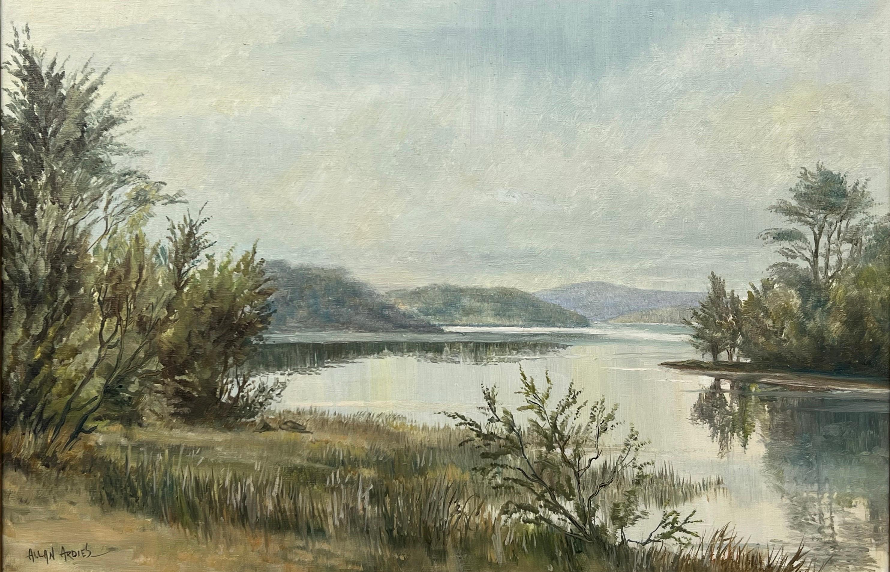 Peinture à l'huile d'un paysage de lac de rivière bordé d'arbres dans la campagne irlandaise par l'artiste du 20e siècle, Allan Ardies (1918 - 2014). Une huile sur toile impressionniste originale en bon état, présentée dans un cadre doré orné et