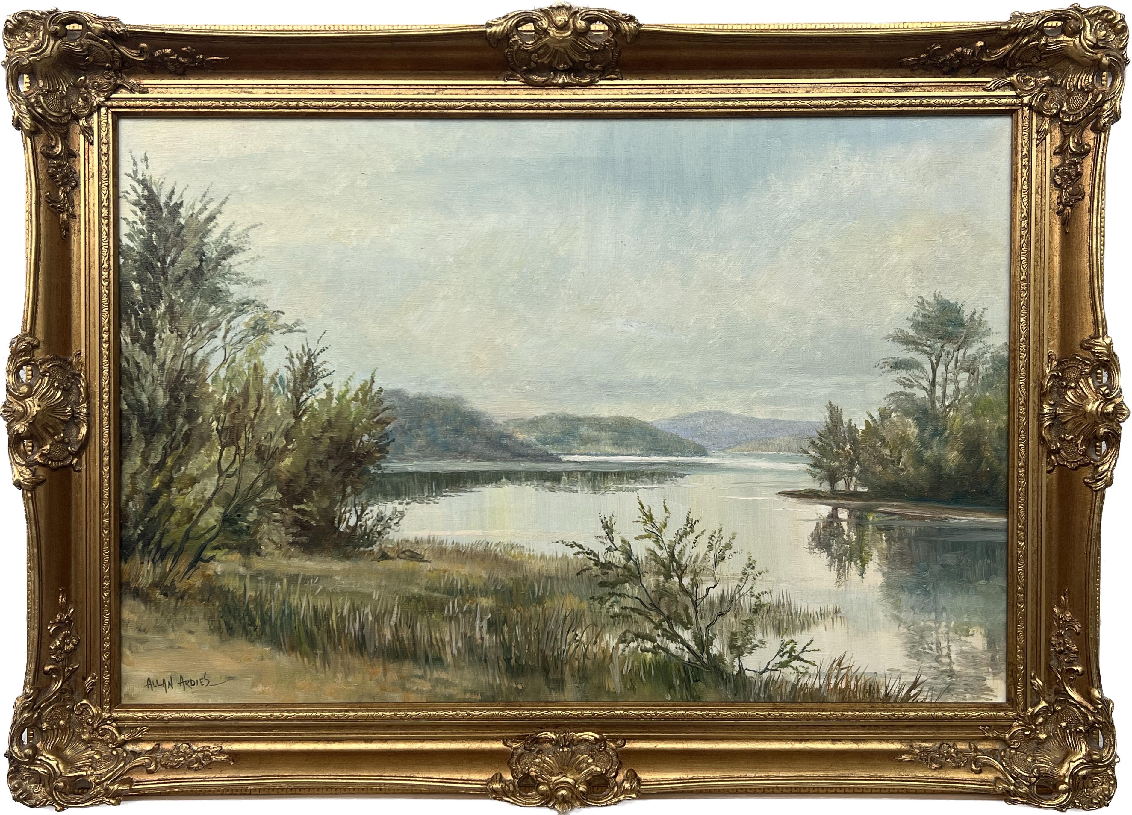 Figurative Painting Allan Ardies - Peinture à l'huile d'un paysage de lac de rivière bordé d'arbres dans la campagne irlandaise 
