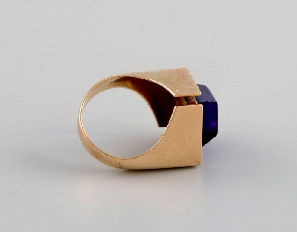 Allan Børge Larsen. Danish goldsmith (active 1967-2006). Modernist vintage ring in 14 carat gold adorned with purple amethyst.
Diameter: 17 mm.
US size: 6.5.
In excellent condition.
Stamped.
Weight: 9 grams.
In most cases, we can change the size for