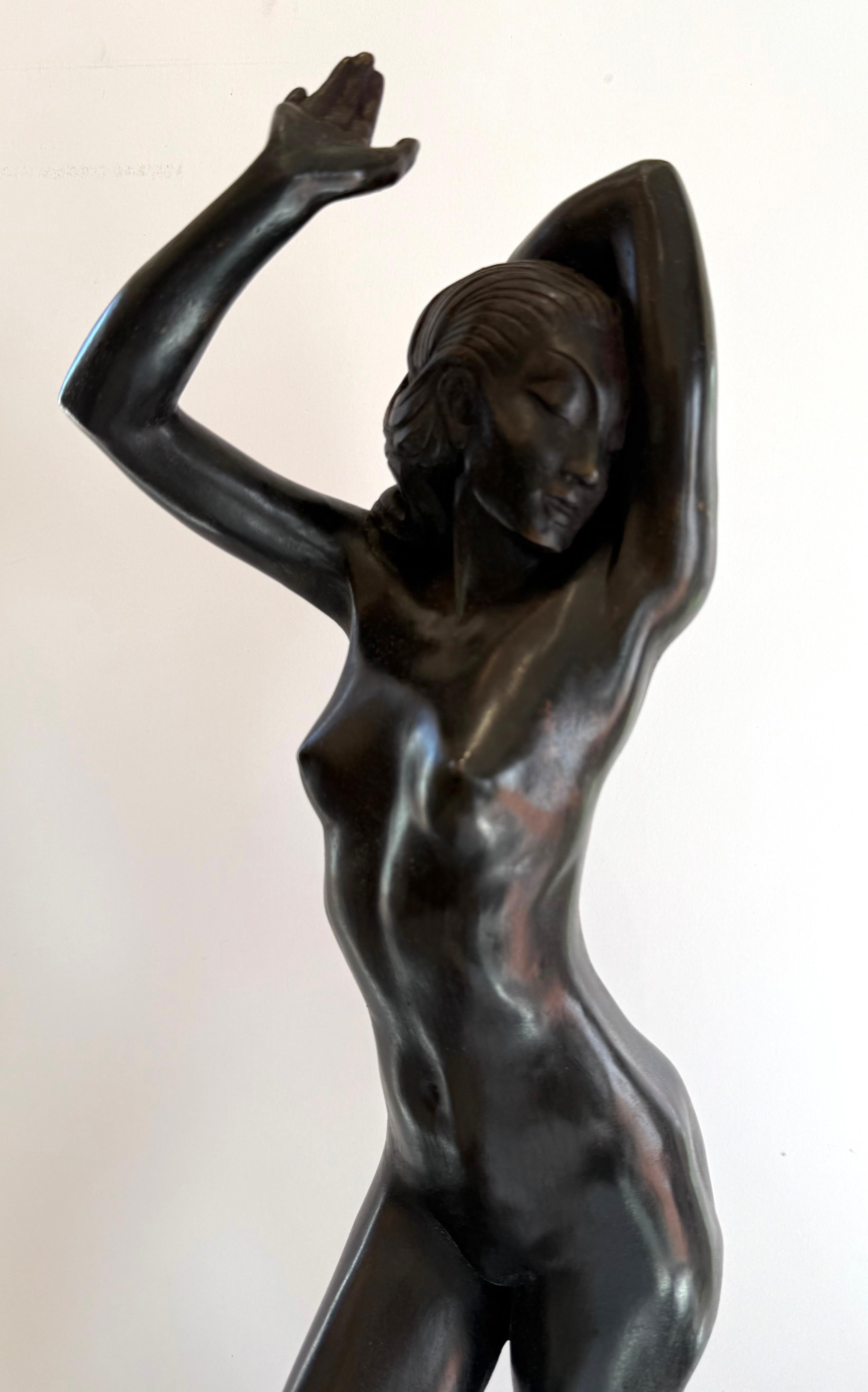 Belle sculpture originale en bronze d'une danseuse nue de la période Art déco. Circa 1930.  L'artiste est le célèbre sculpteur américain Allan Clark. Signé dans la base par l'artiste. L'état est excellent.  La hauteur totale est de 26,5 pouces.