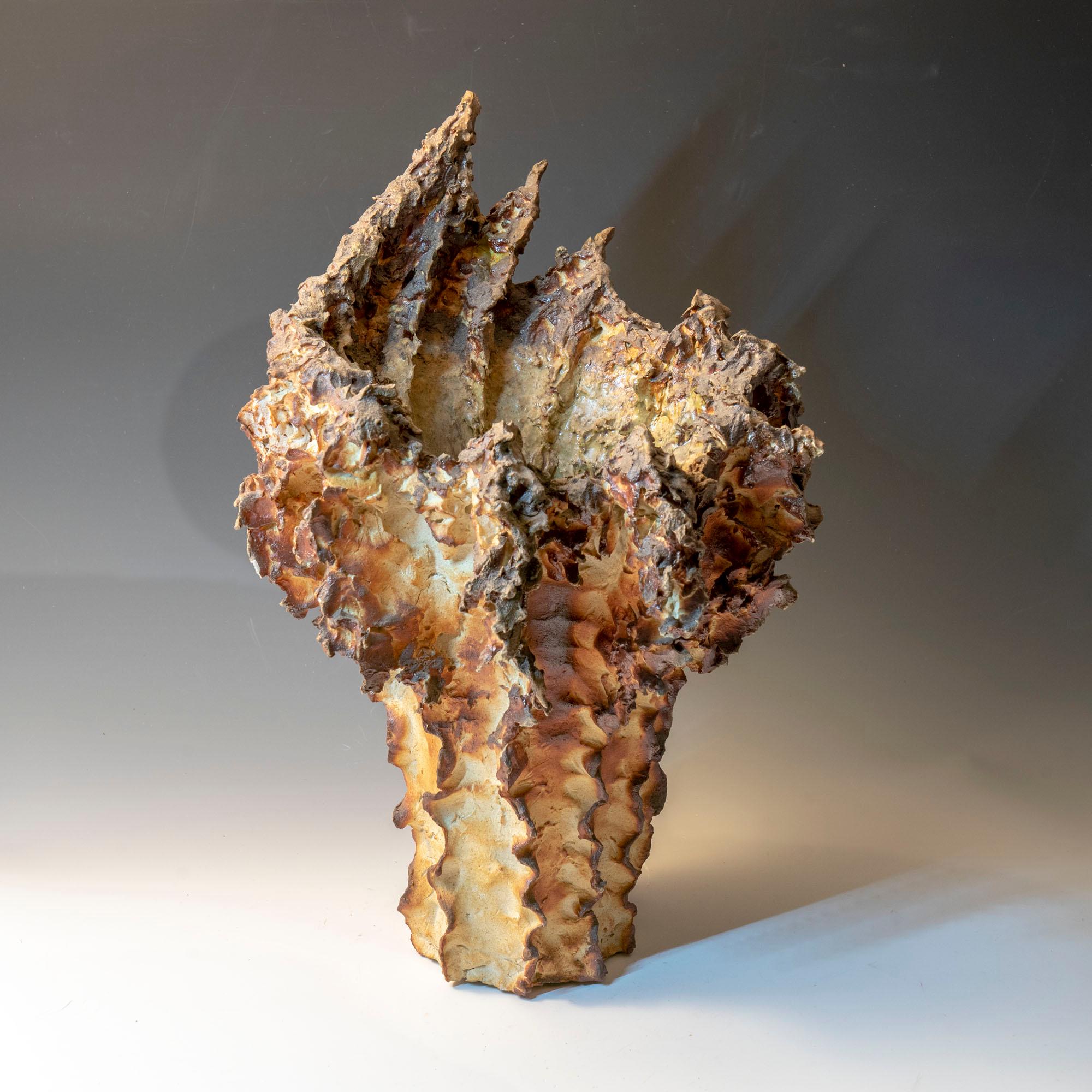 "Vase", textured ceramic in golden browns, the essence of clay – Sculpture von Allan Drossman
