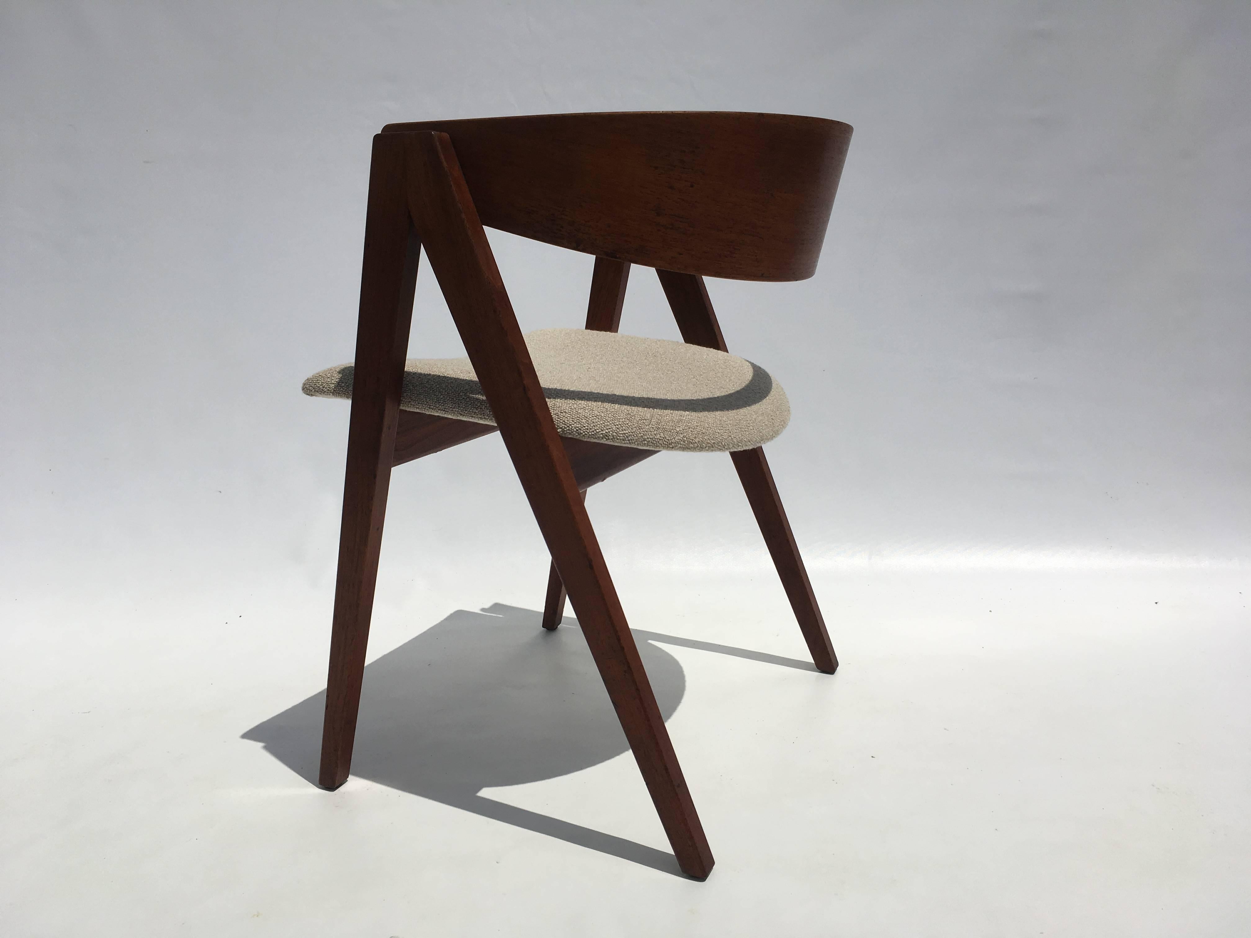 Great chair! Measure: Seat height is 17