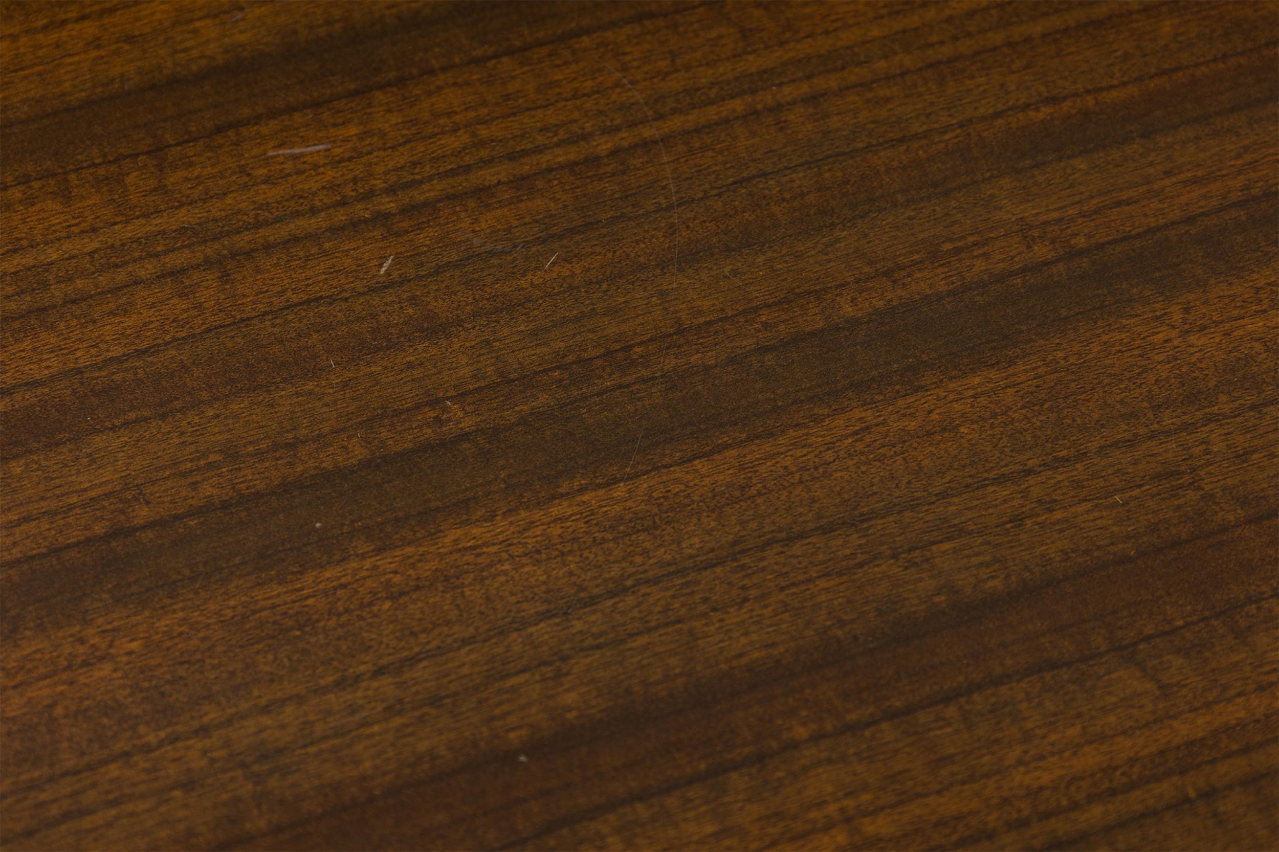 Tavolino da caffè con struttura in legno e metallo nero della metà del secolo scorso (anni '50) in stile moderno e minimalista con ripiano inclinato per riviste. (ALLAN GOULD)

Usura da finitura.