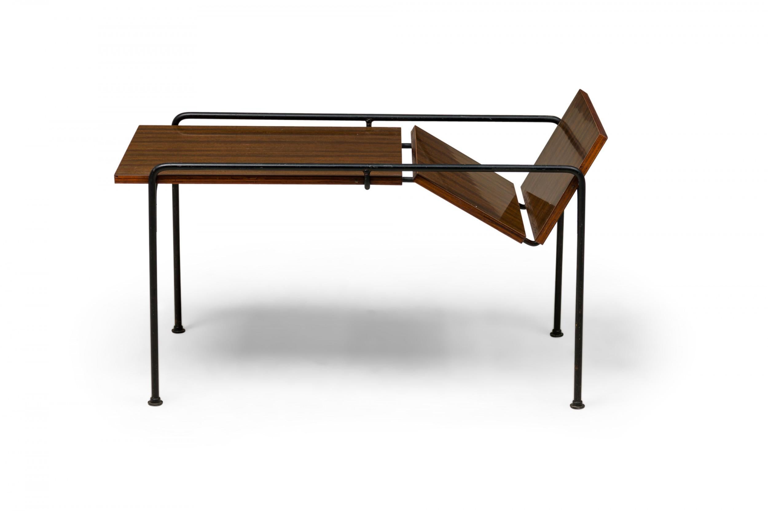 Mid-Century moderno Tavolino da caffè per riviste in Wood e metallo nero di Allan Gould, metà del secolo scorso in vendita
