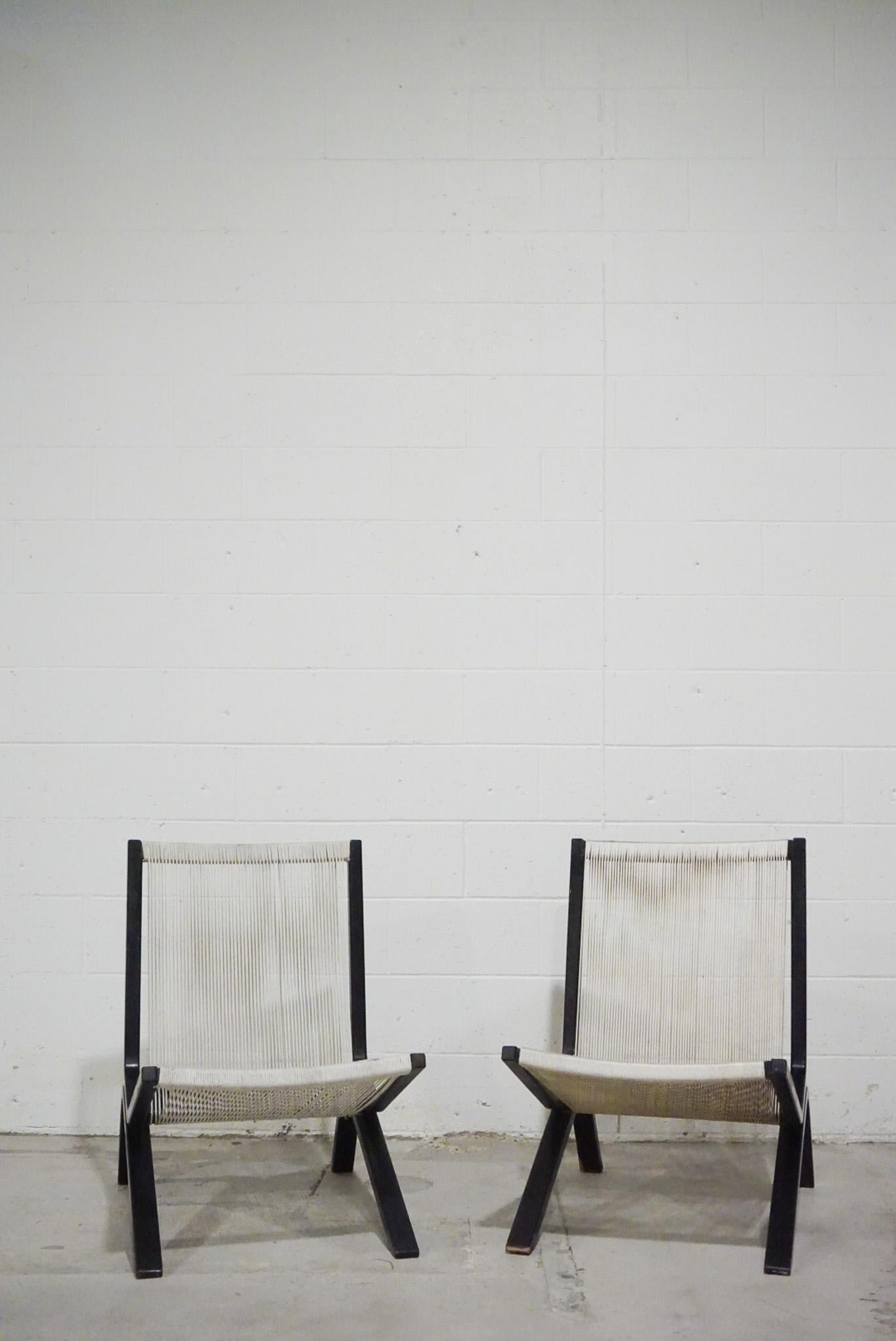 Une rare paire de chaises de salon conçues par Allan Gould, vers 1952.

Structure en bouleau noir peint avec assise et dossier en corde.   

Une combinaison intéressante de matériaux représentatifs du design d'après-guerre. 
  
En bon état vintage
