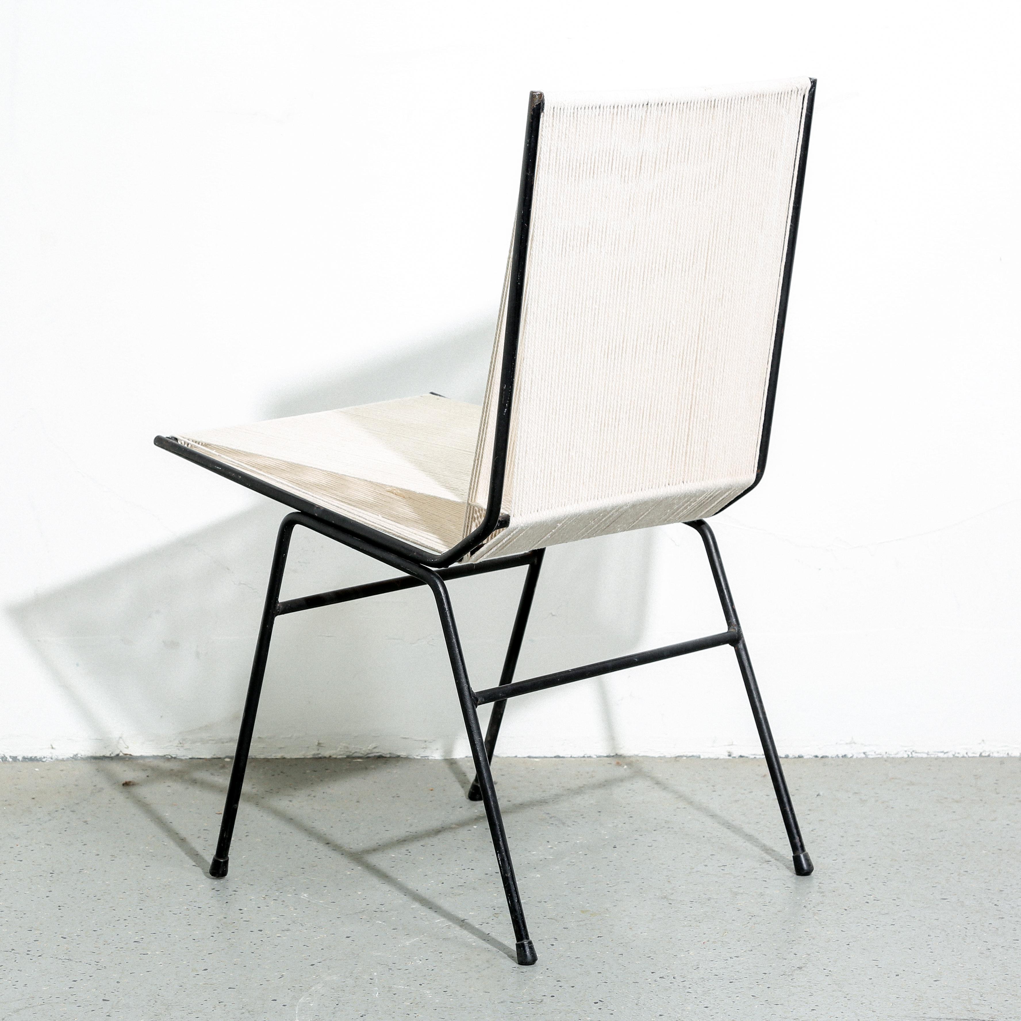 Découvrez l'allure intemporelle du design moderne du milieu du siècle avec notre chaise Allan Gould Sting des années 1950, méticuleusement restaurée. Véritable joyau pour les aficionados du mobilier vintage, cette pièce emblématique incarne